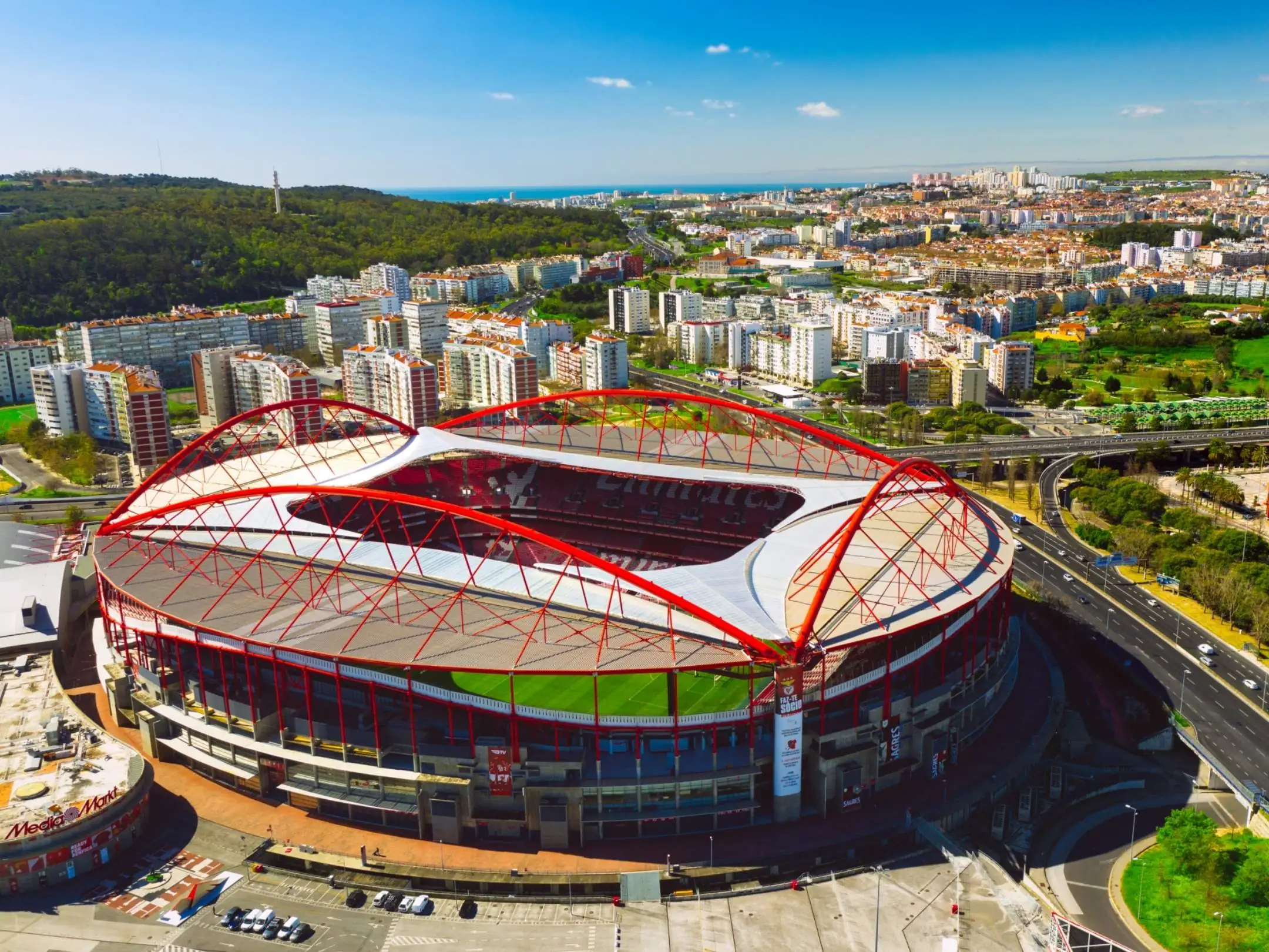 Sân nhà của câu lạc bộ bóng đá Benfica là sân vận động Estádio da Luz 