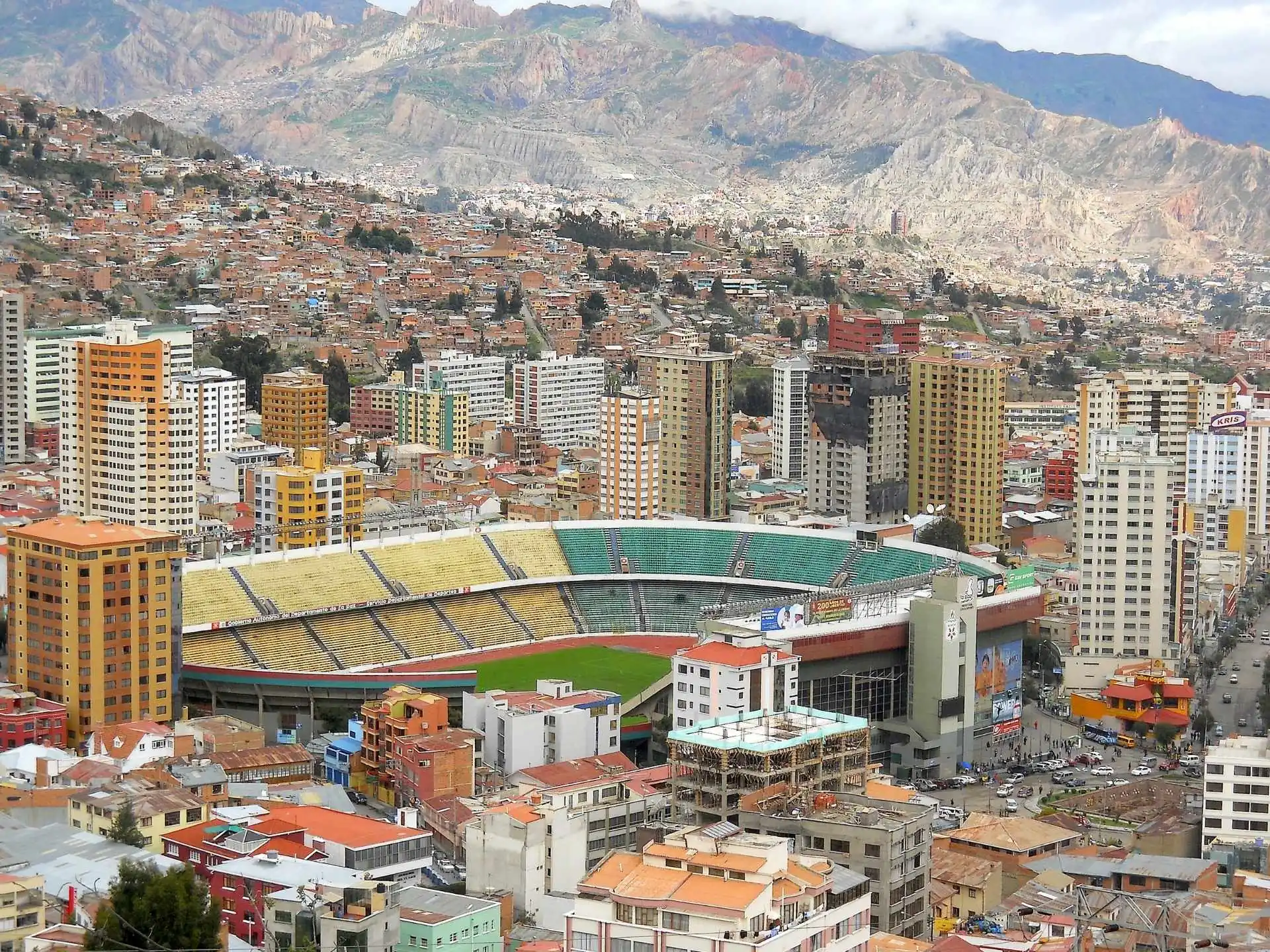 Sân nhà của câu lạc bộ bóng đá Bolivar là sân vận động Estadio Hernando Siles
