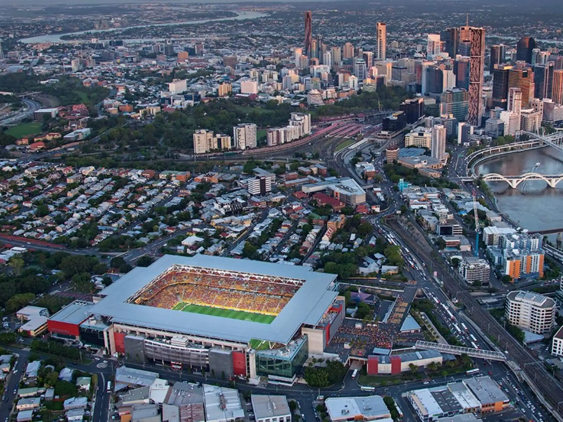 Sân nhà của câu lạc bộ bóng đá Brisbane Roar là sân vận động Suncorp 