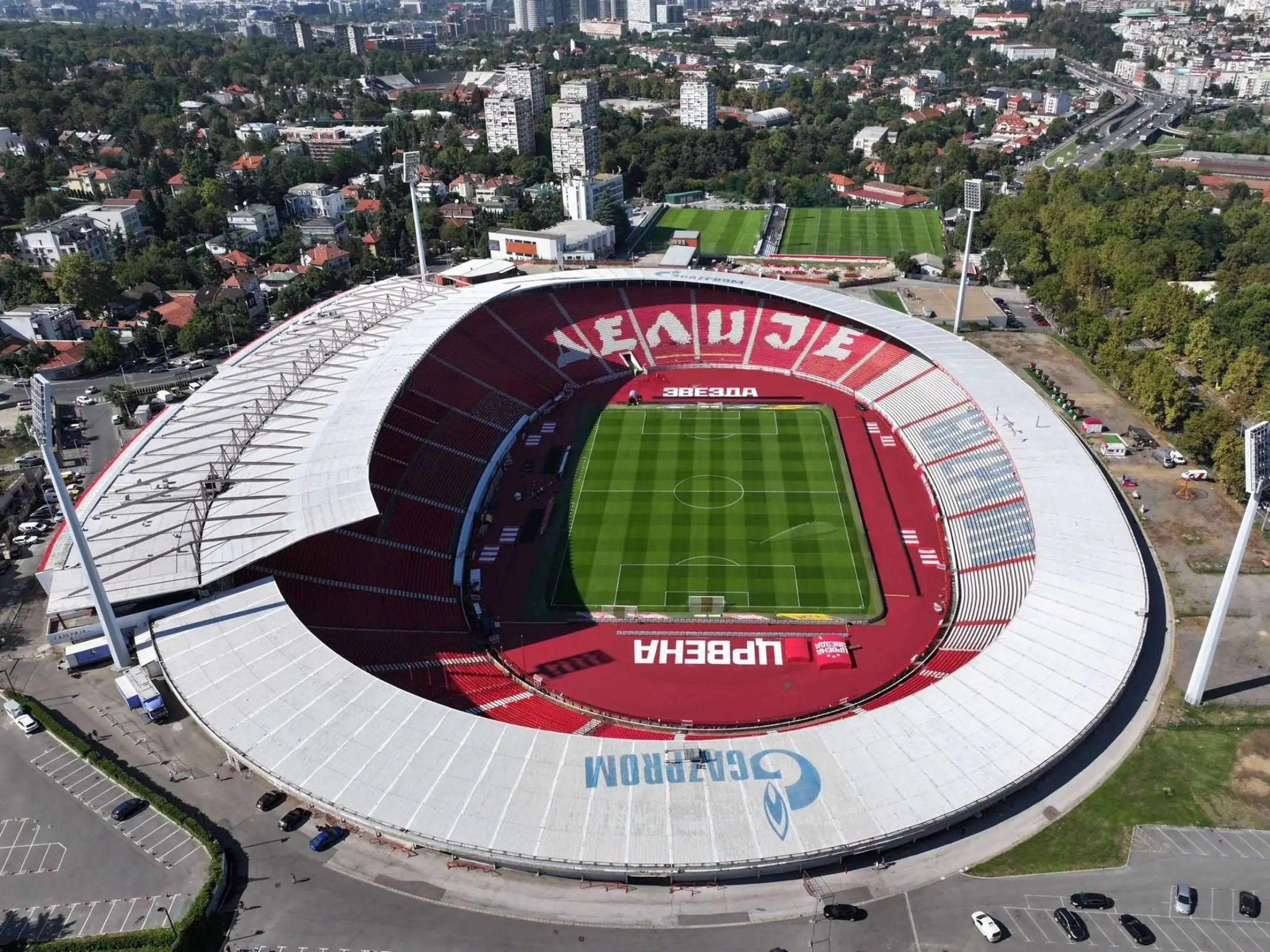 Sân nhà của câu lạc bộ bóng đá Sao Đỏ Belgrade là sân vận động Rajko Mitic 