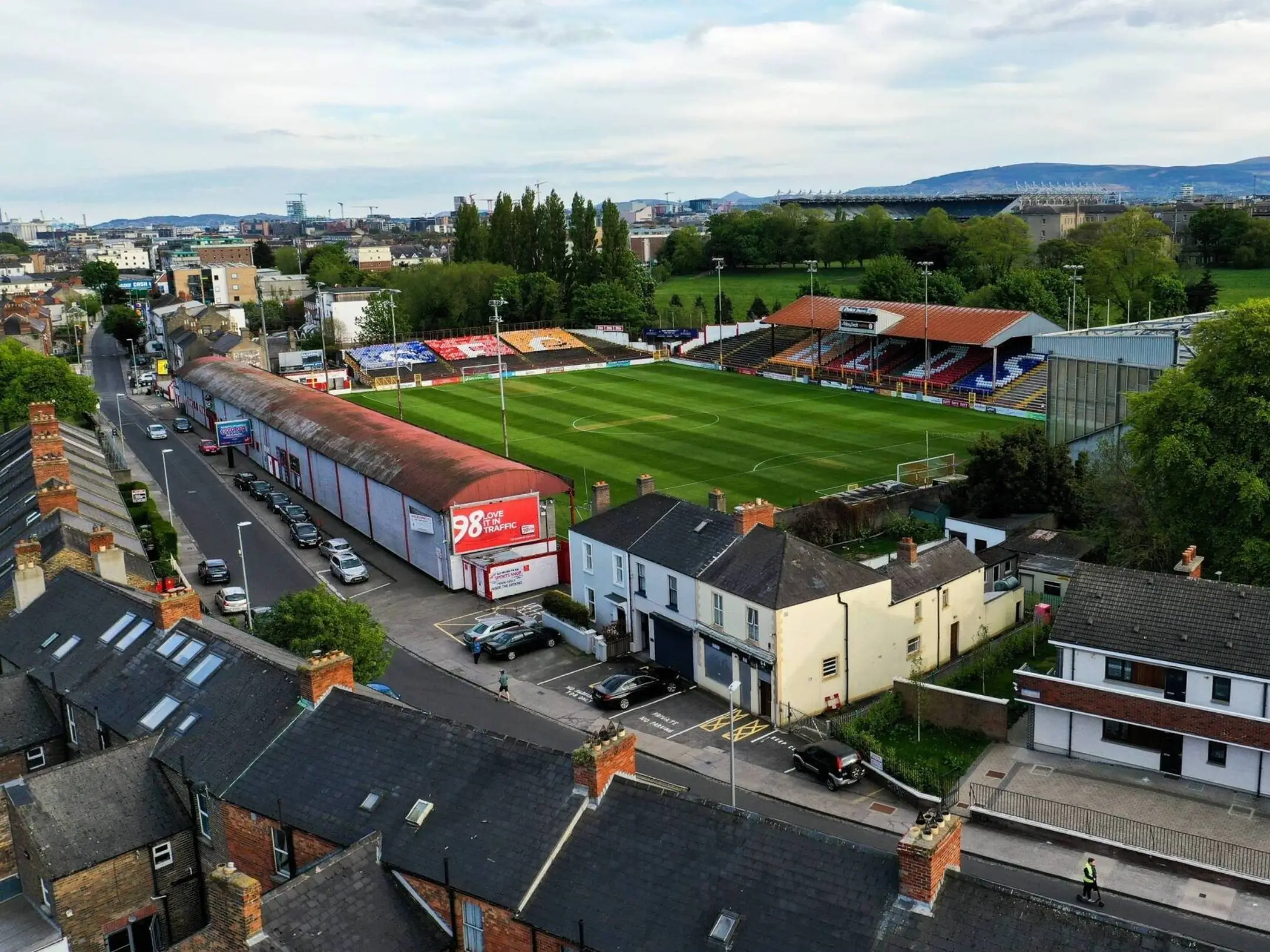 Sân nhà của câu lạc bộ bóng đá Shelbourne là sân vận động Tolka Park 
