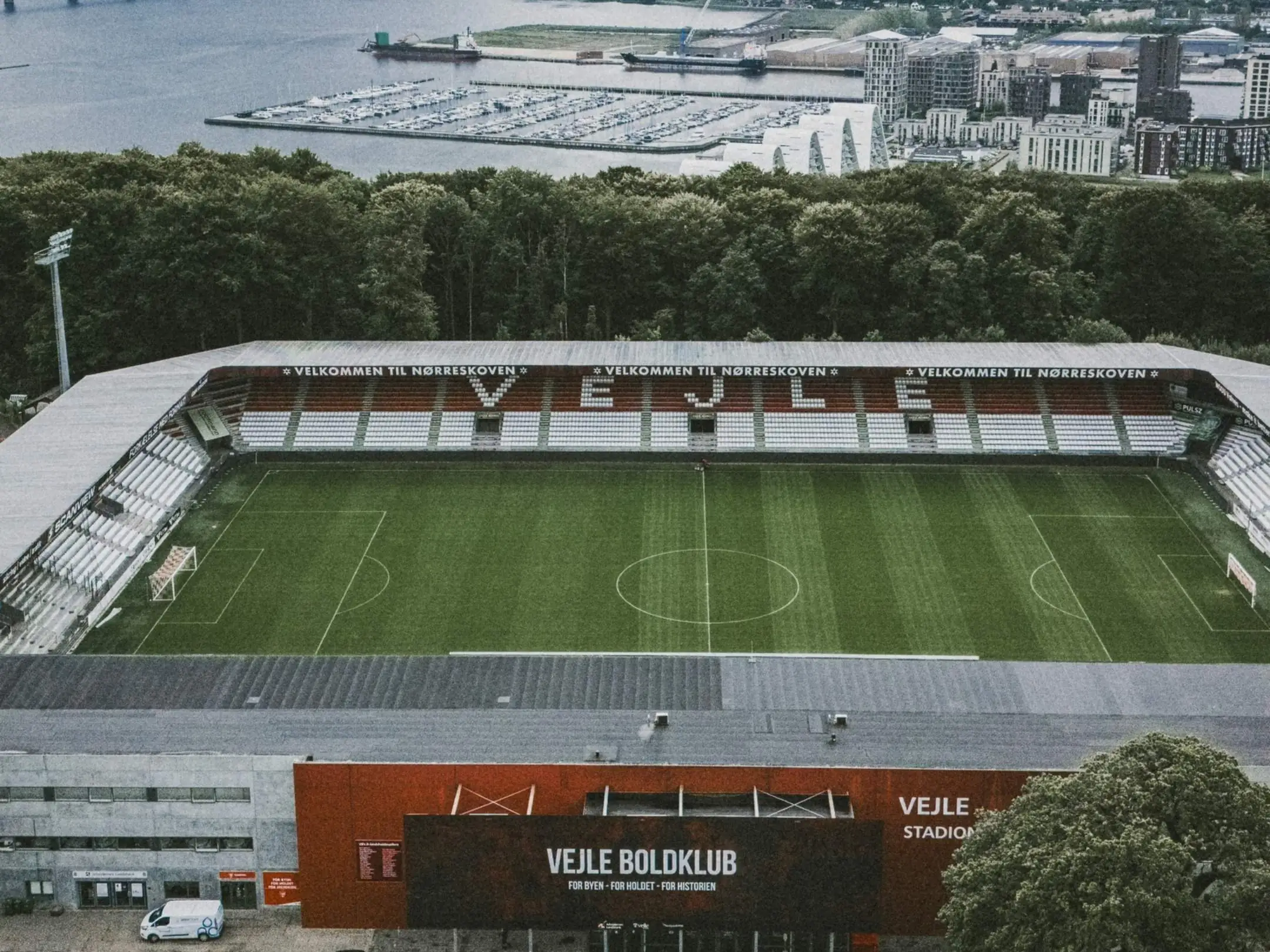 Câu lạc bộ bóng đá Vejle Boldklub, sắc đỏ De Røde đam mê và nhiệt huyết 4 Sân nhà của câu lạc bộ bóng đá Vejle là sân vận động Vejle Stadium
