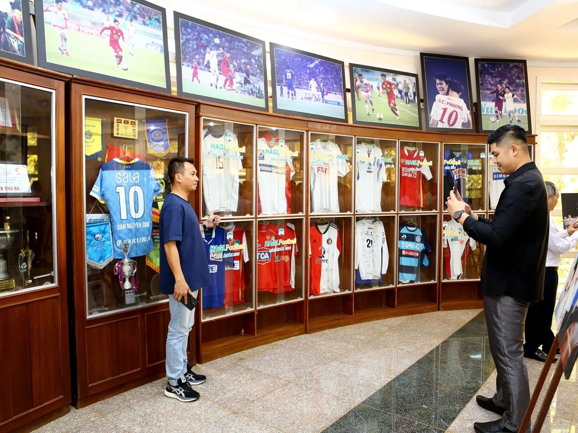 Chụp ảnh lưu niệm tại phòng truyền thống của học viện bóng đá Hoàng Anh Gia Lai