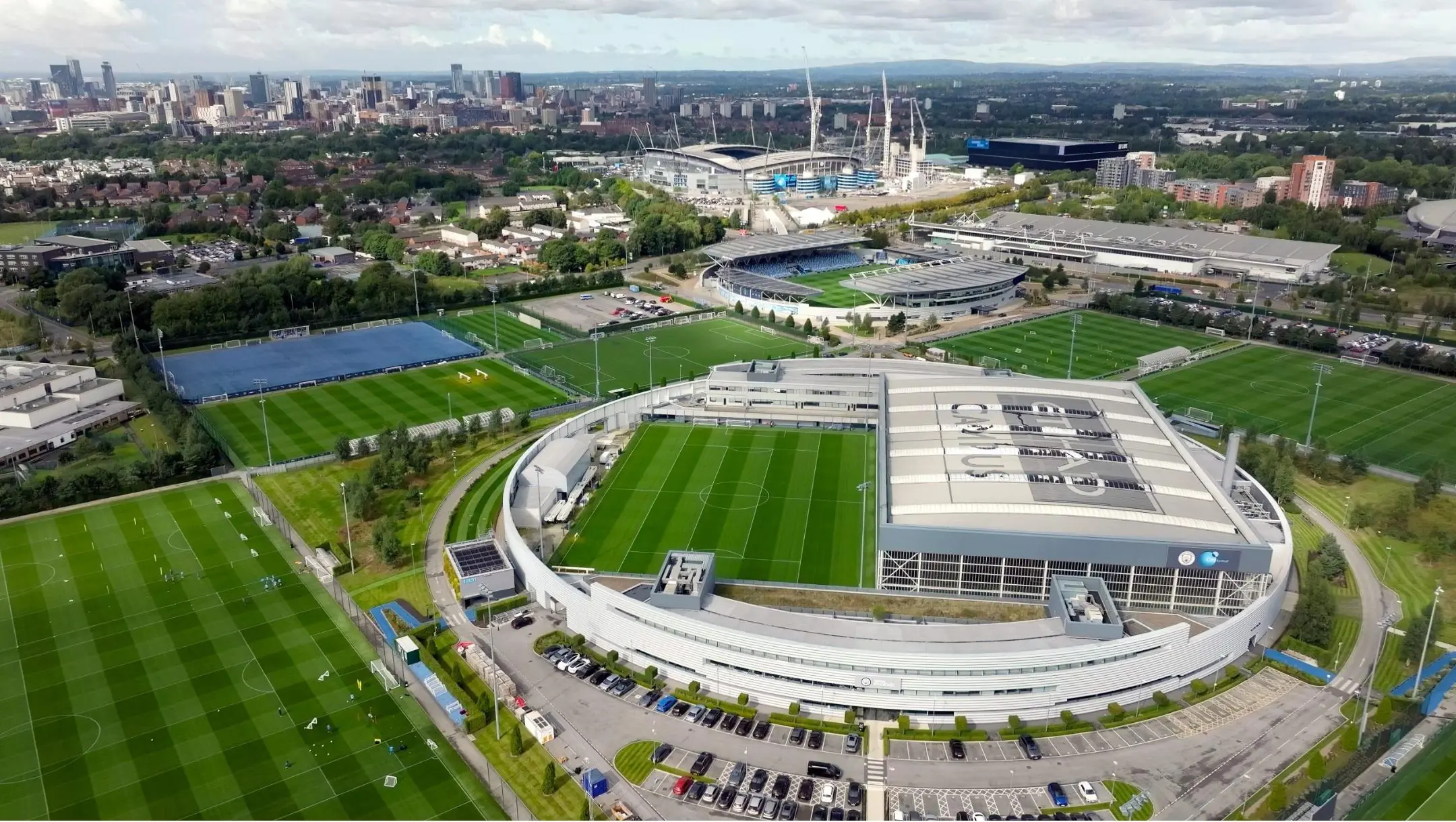 Trung tâm huấn luyện số 1 thế giới của Man City: Etihad Campus, trị giá khoảng 200 triệu bảng.