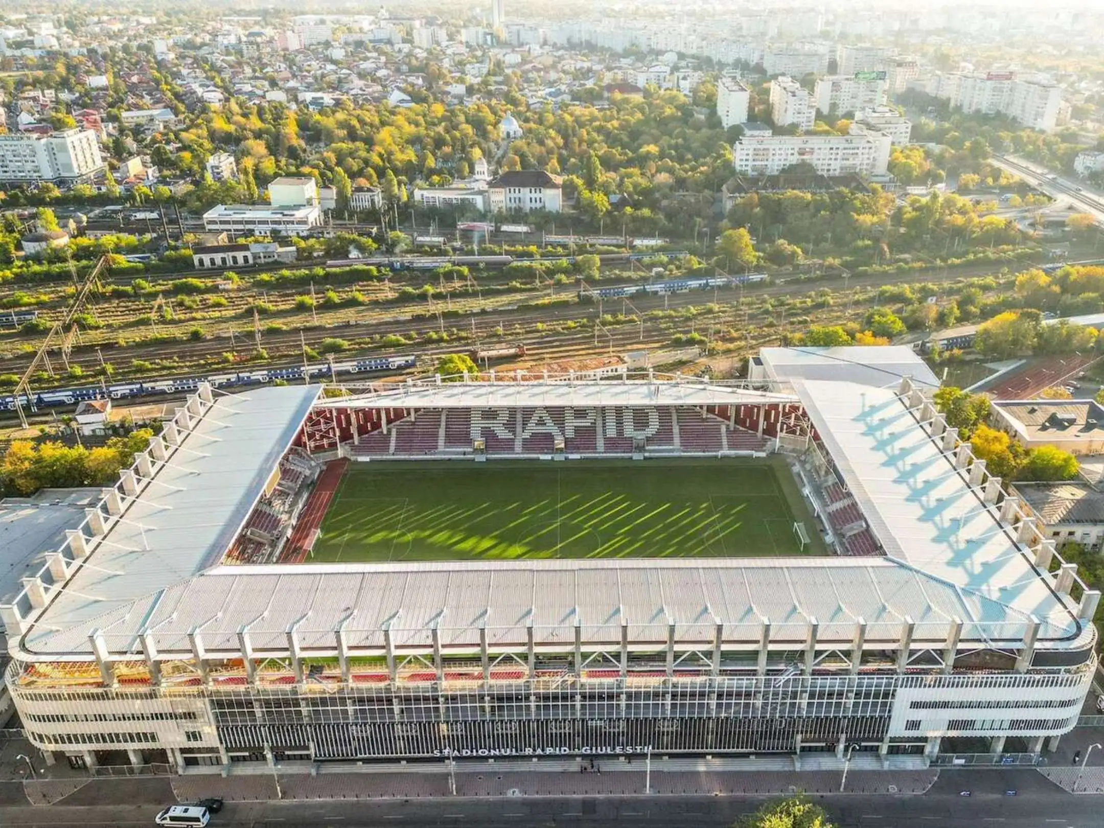 Câu lạc bộ bóng đá Rapid București: Bản tình ca bất diệt bên những đường ray 6 Quang cảnh bên ngoài sân vận động Superbet Arena-Giulești