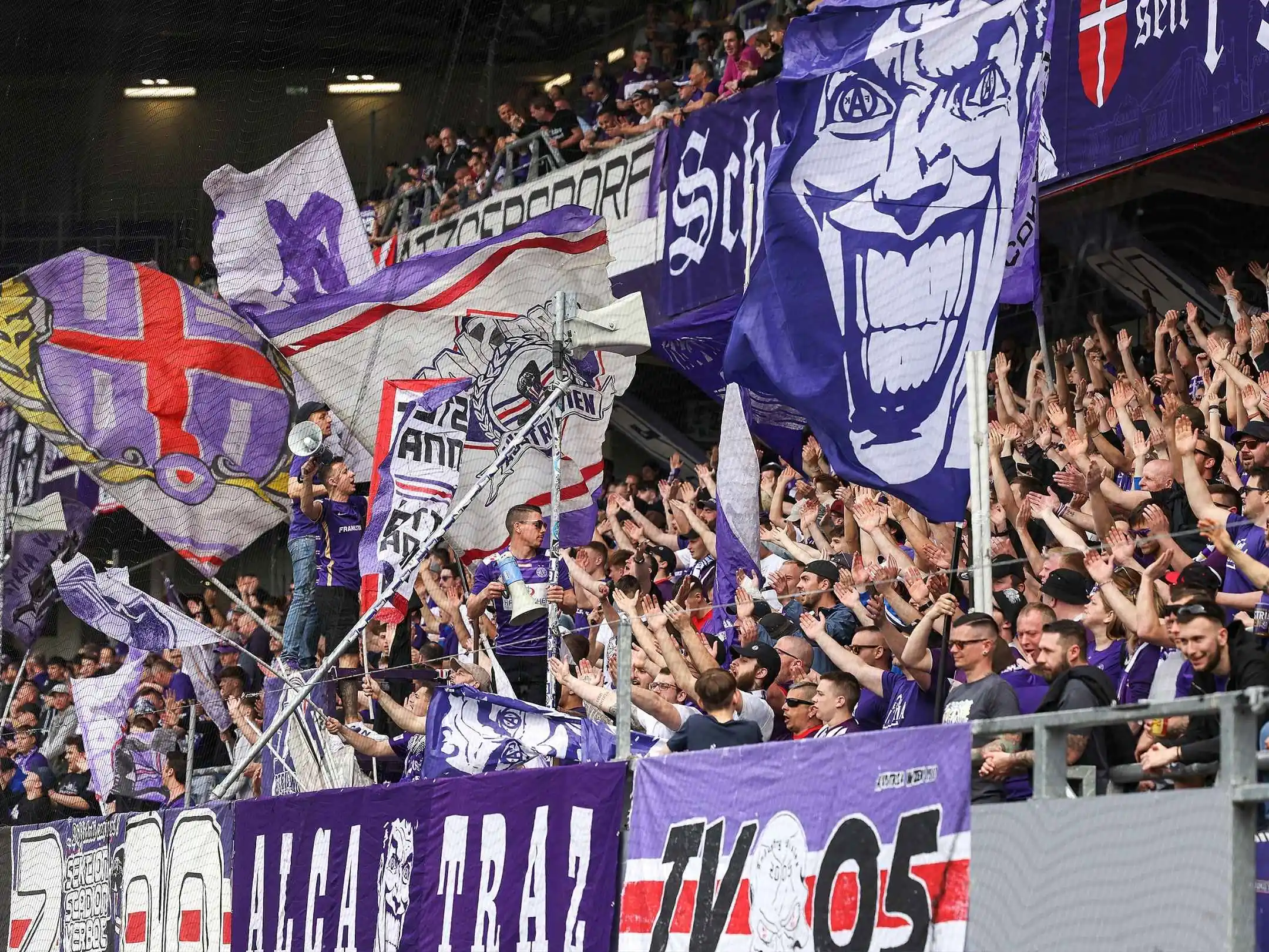 Cổ động viên của câu lạc bộ Austria Wien luôn cổ vũ hết mình cho đội bóng dù trong hoàn cảnh nào