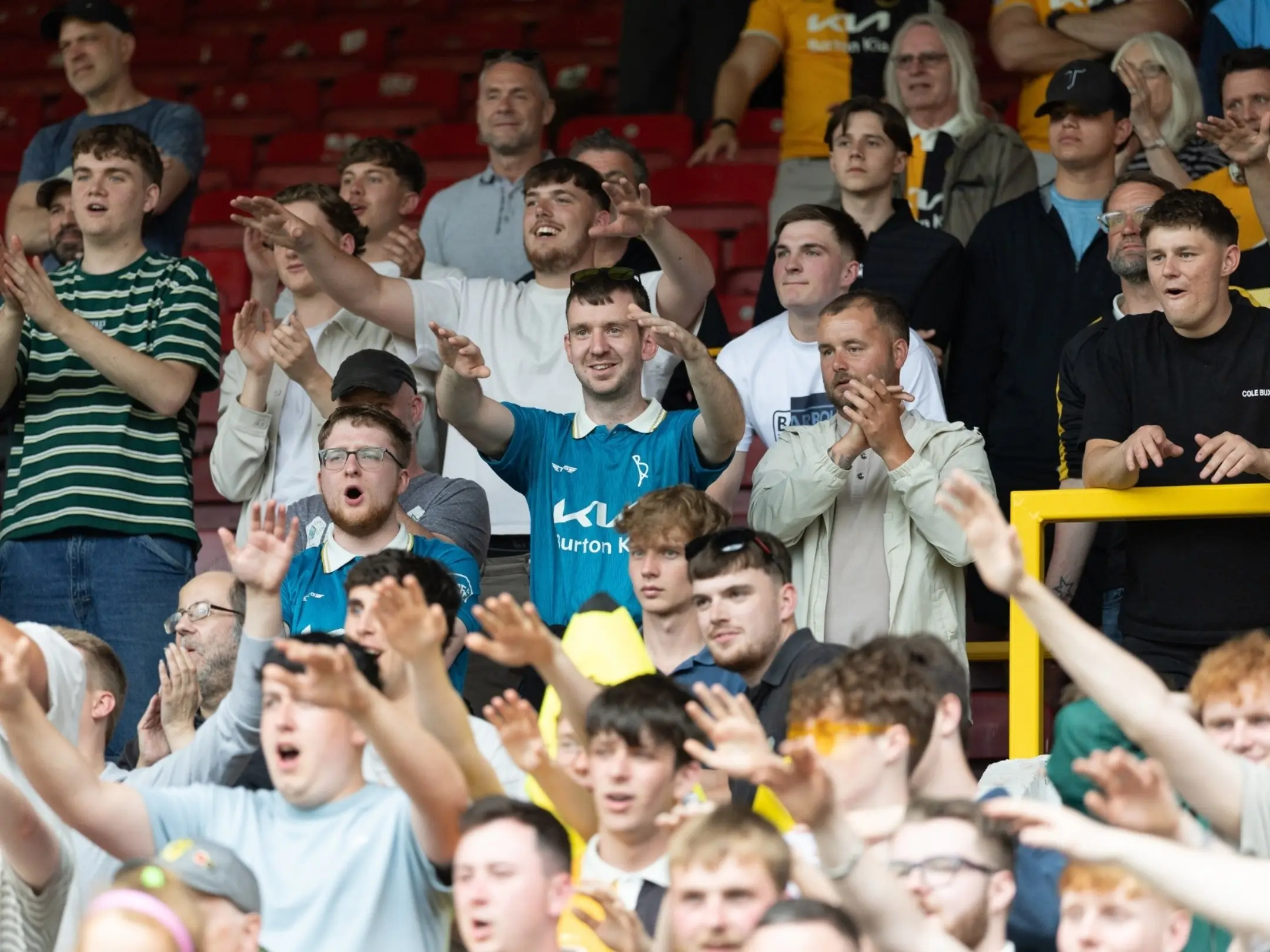 Các cổ động viên của Burton Albion nổi tiếng với phong cách cổ vũ vô cùng cuồng nhiệt