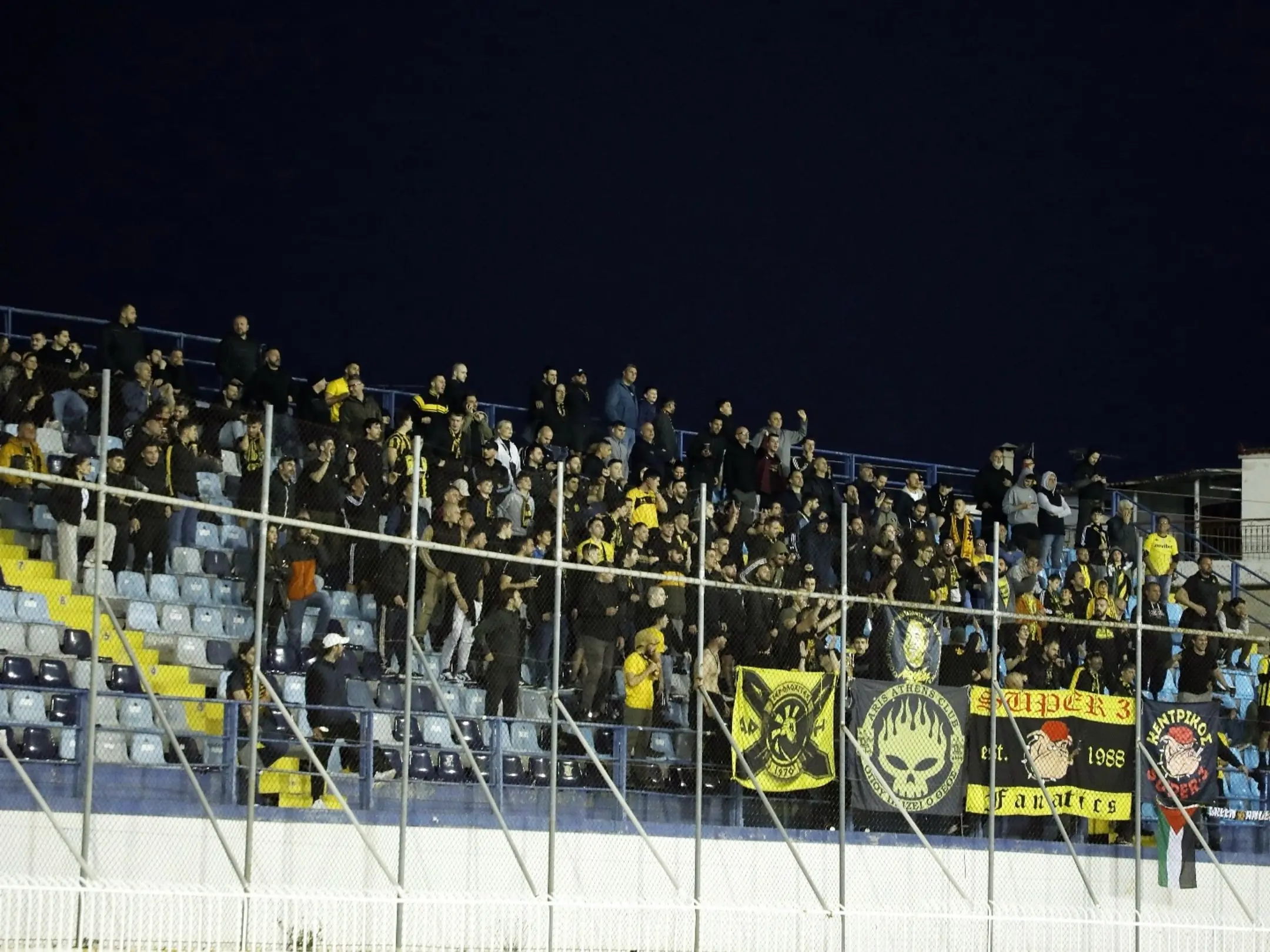 Câu lạc bộ bóng đá Aris Thessaloniki: Vũ điệu vàng đen thành phố cảng vịnh Thermaic 6 Các cổ động viên cuồng nhiệt của câu lạc bộ bóng đá Aris Thessaloniki