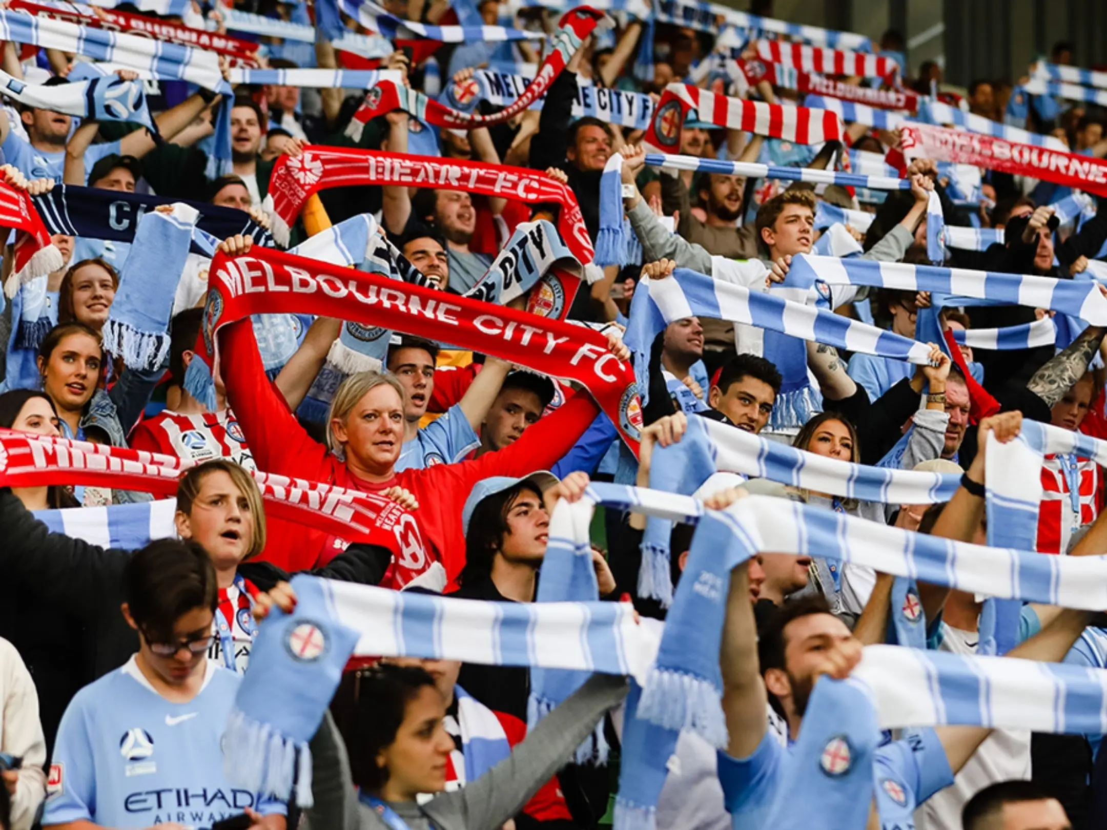Các cổ động viên cuồng nhiệt của câu lạc bộ bóng đá nữ Melbourne City luôn cổ vũ hết mình cho đội bóng thân yêu