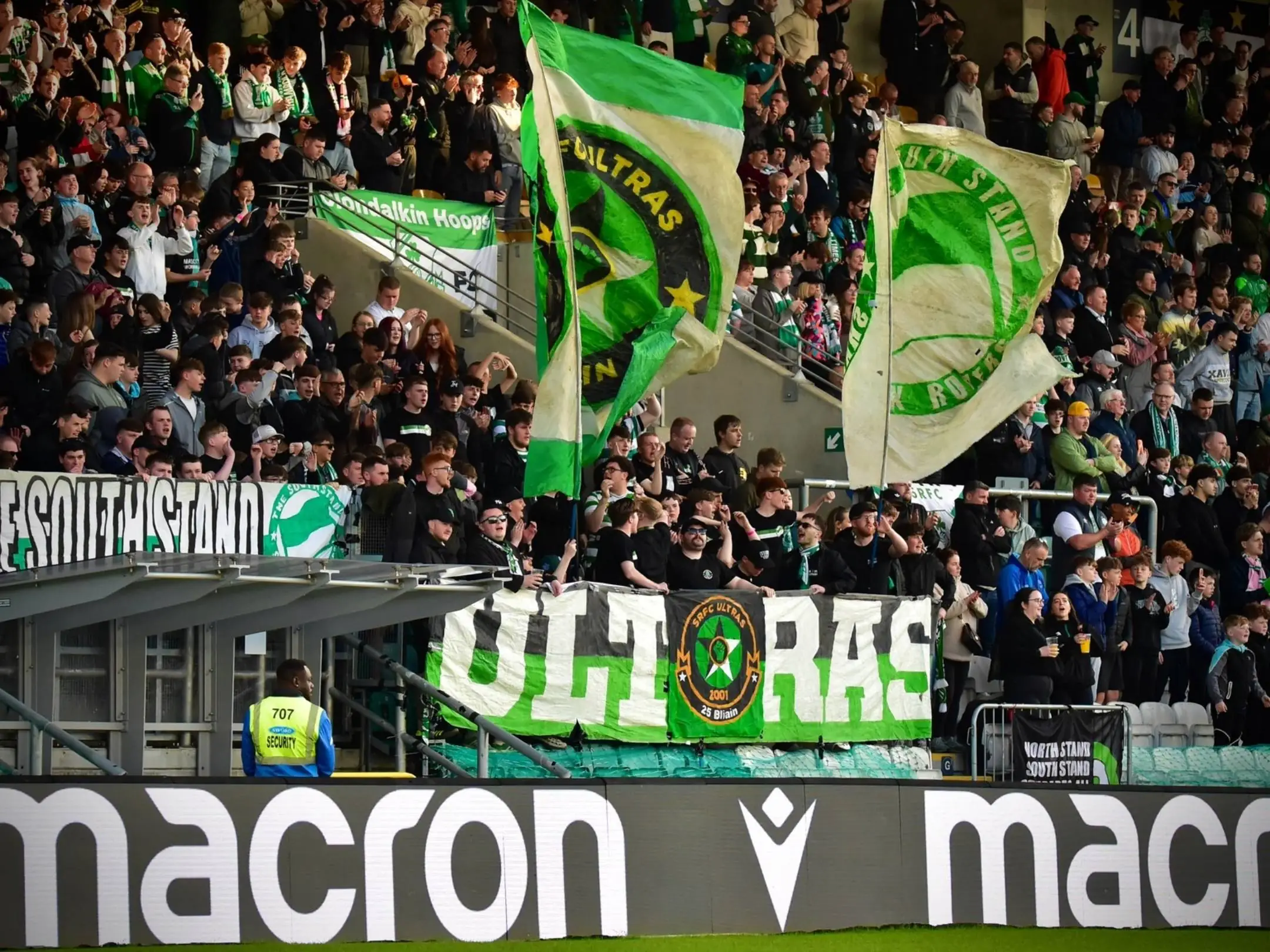 Các cổ động viên cuồng nhiệt của câu lạc bộ Shamrock Rovers