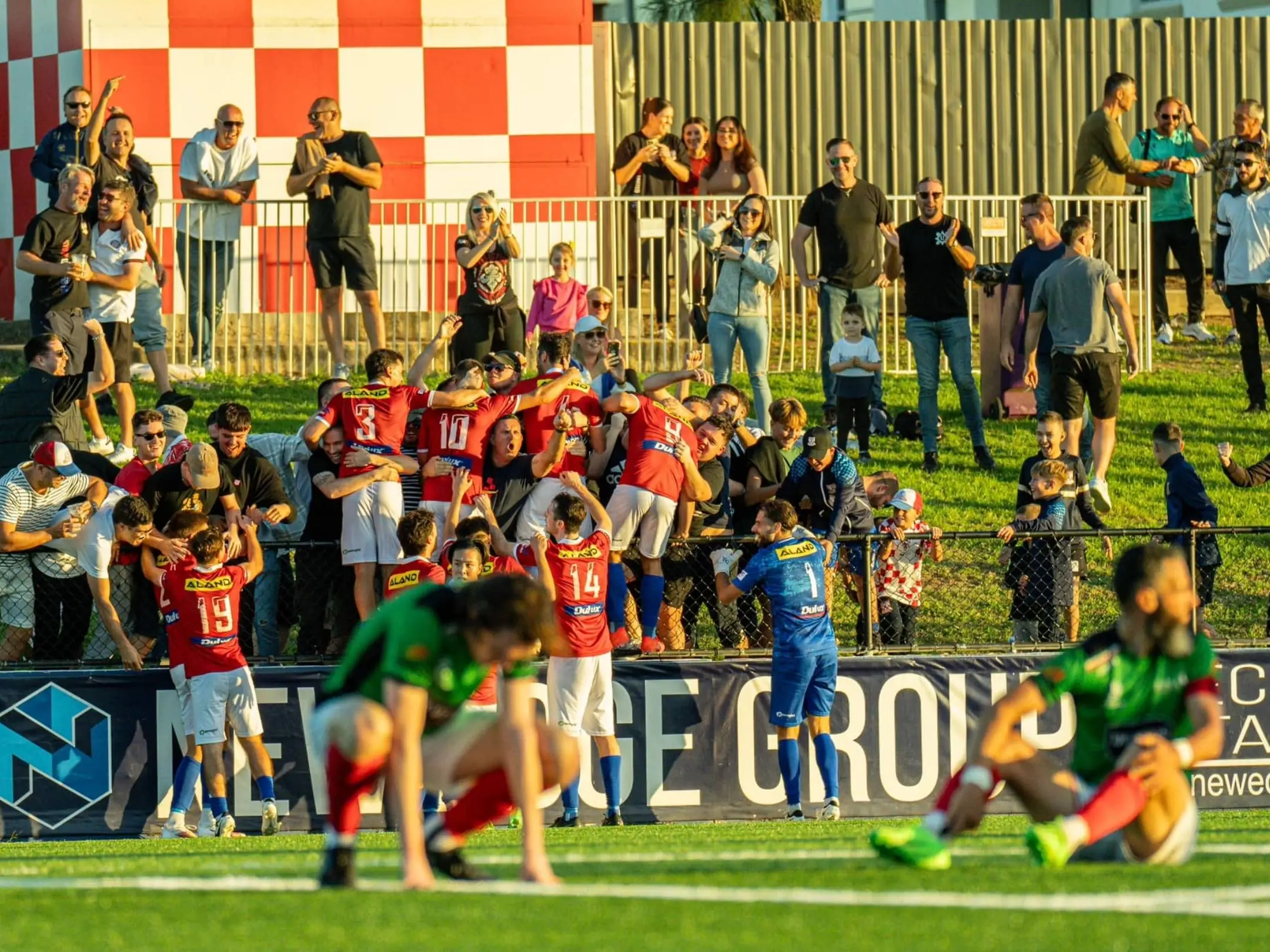 Các cổ động viên cuồng nhiệt của câu lạc bộ Sydney United 58 FC