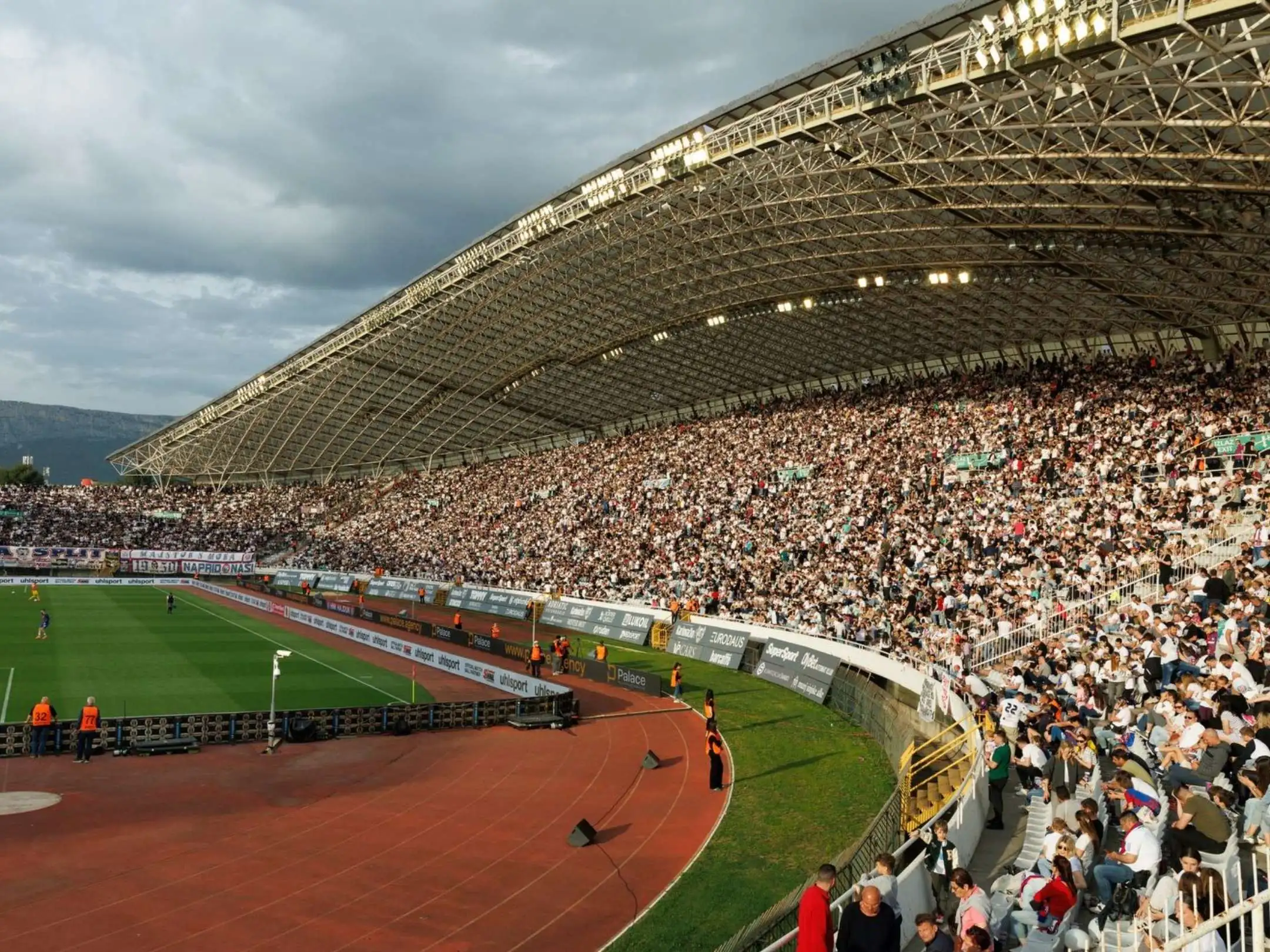 Các cổ động viên Hajduk Split luôn đến kín sân để cổ vũ cho đội bóng