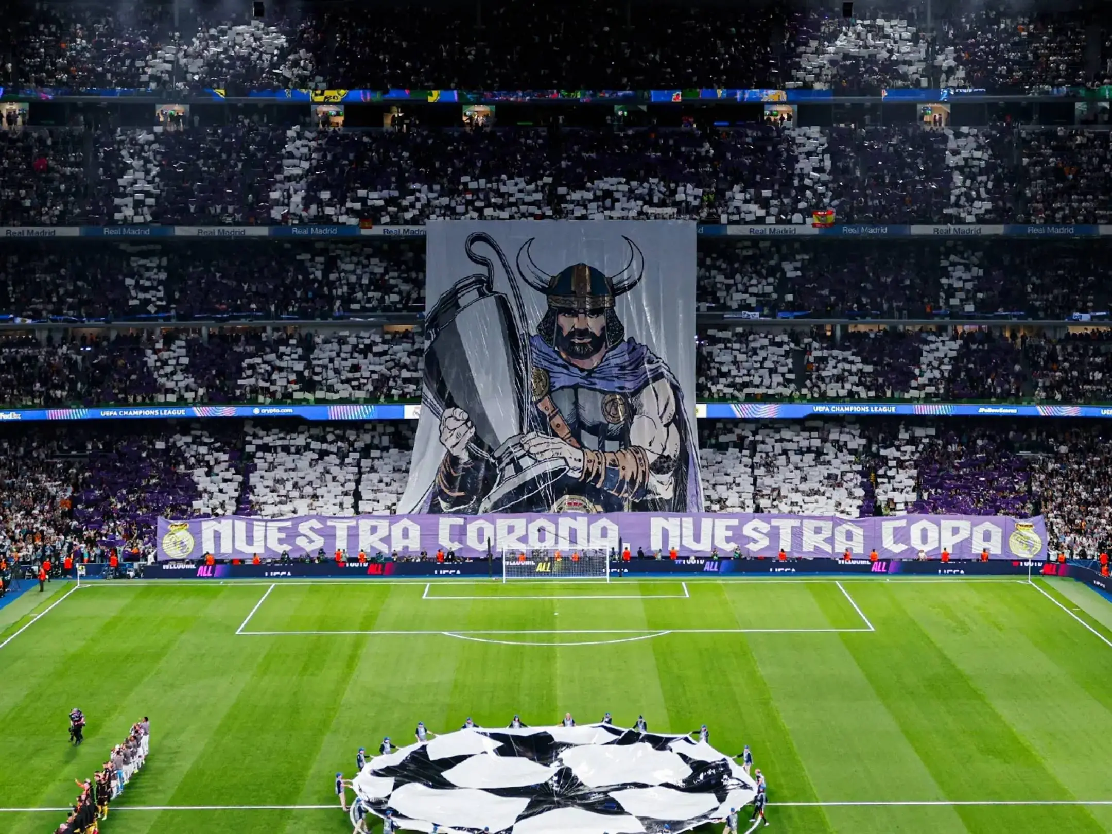 Câu lạc bộ bóng đá Real Madrid: Hào quang trắng và khát vọng vĩnh cửu 5 Các Madridista luôn thiết kế các tấm tifo rất hoành tráng để cổ vũ đội nhà khi thi đấu tại Bernabeu