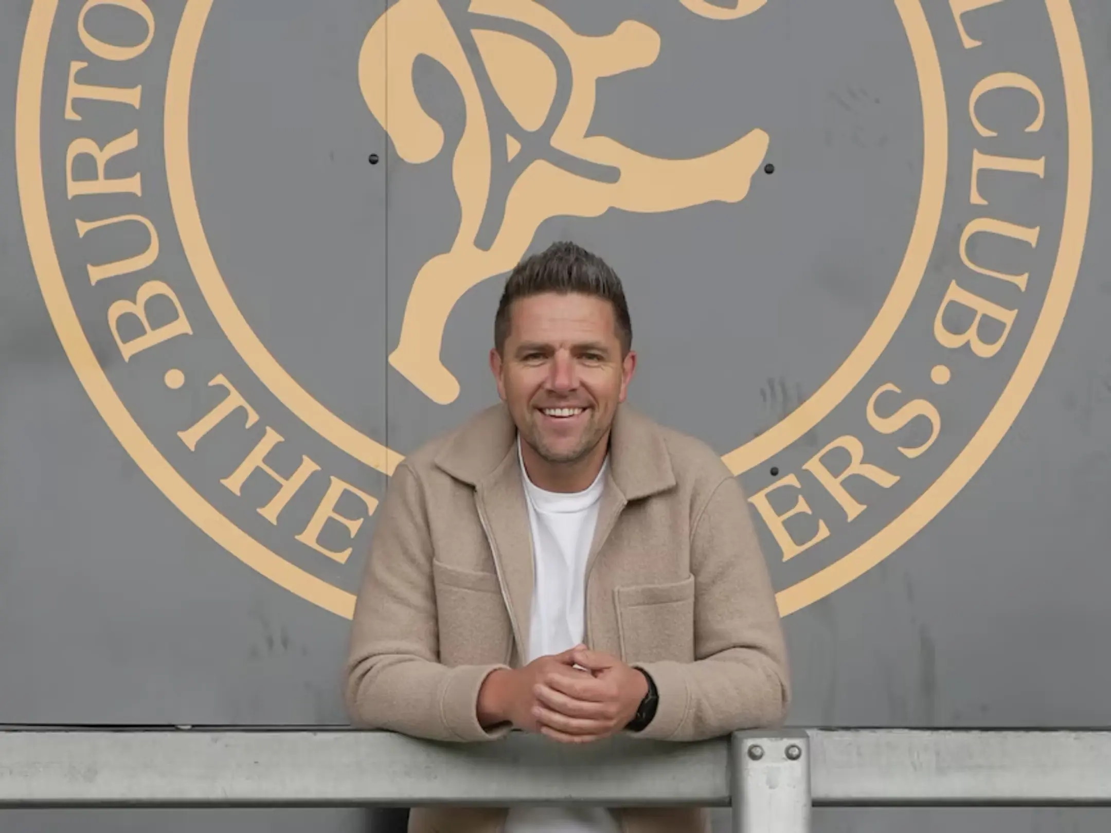 Chủ tịch của câu lạc bộ bóng đá Burton Albion hiện là Wouter Gudde