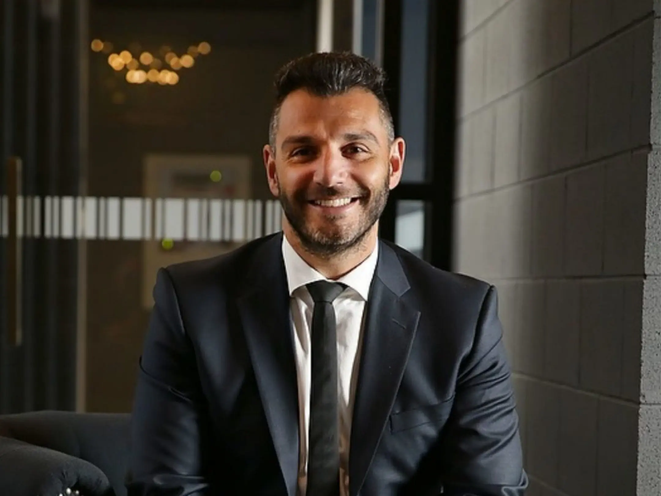 Chủ tịch của câu lạc bộ bóng đá Port Melbourne FC hiện là James Vakrinos
