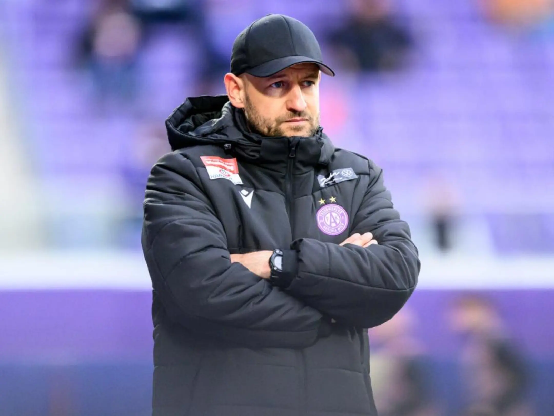 Huấn luyện viên hiện tại của câu lạc bộ bóng đá Austria Wien là Stephan Helm
