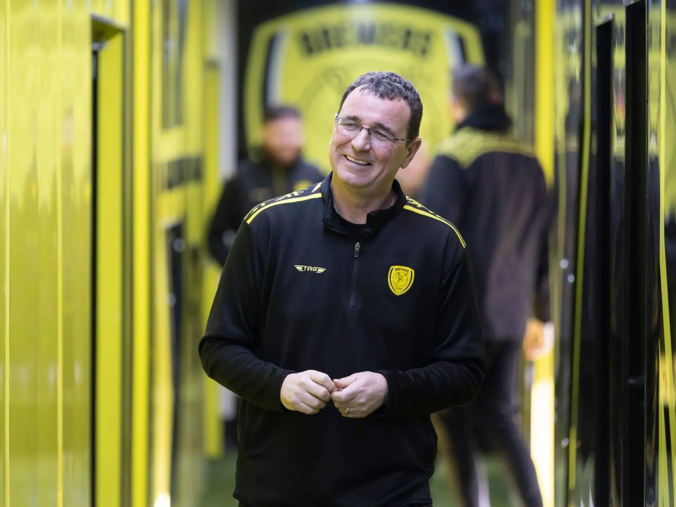 Huấn luyện viên hiện tại của câu lạc bộ bóng đá Burton Albion là Gary Bowyer