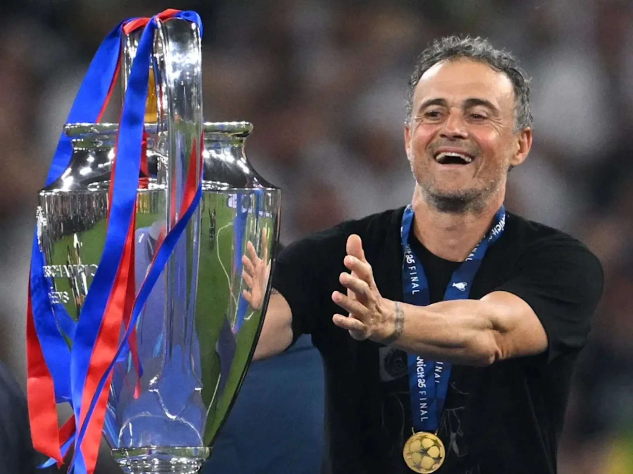 Huấn luyện viên hiện tại của câu lạc bộ bóng đá Paris Saint Germain là ông Luis Enrique
