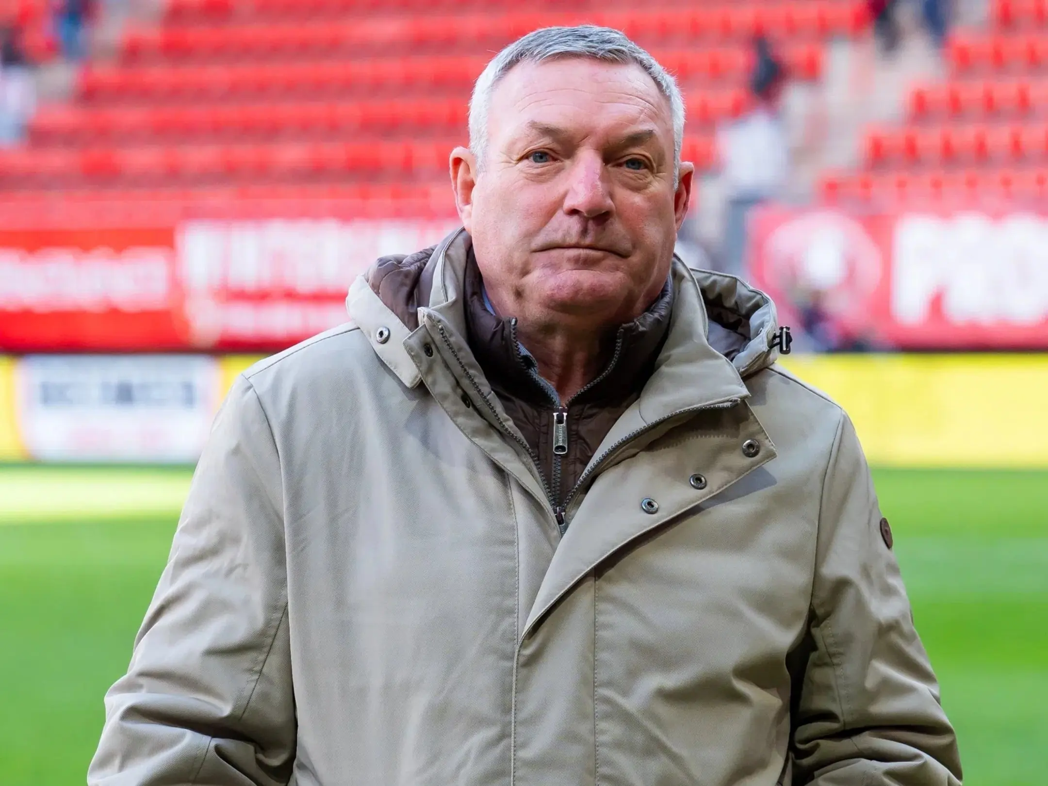 Huấn luyện viên hiện tại của câu lạc bộ bóng đá Utrecht là Ron Jans
