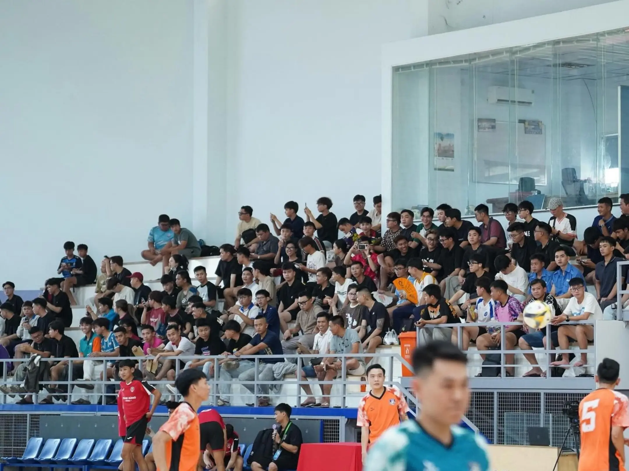 Khán giả luôn đến xem kín sân mỗi khi câu lạc bộ bóng đá futsal Thái Sơn Nam thi đấu