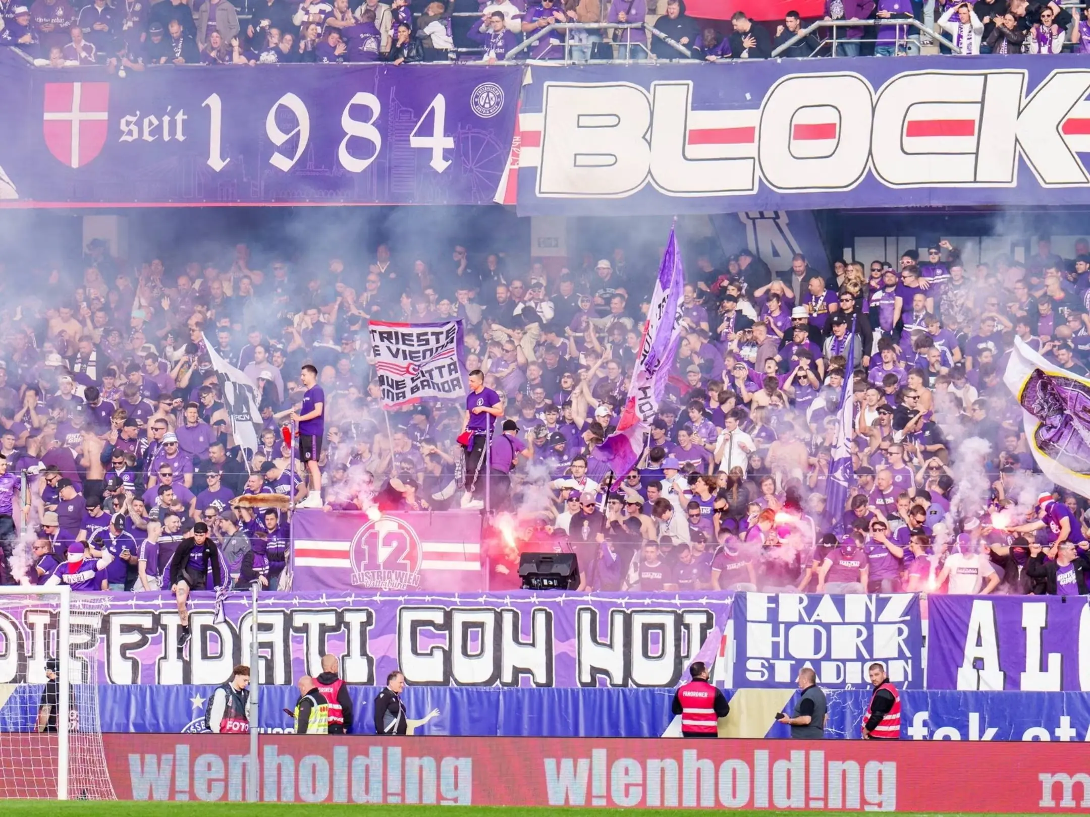 Cổ động viên Austria Wien luôn tạo ra bầu không khí rực lửa