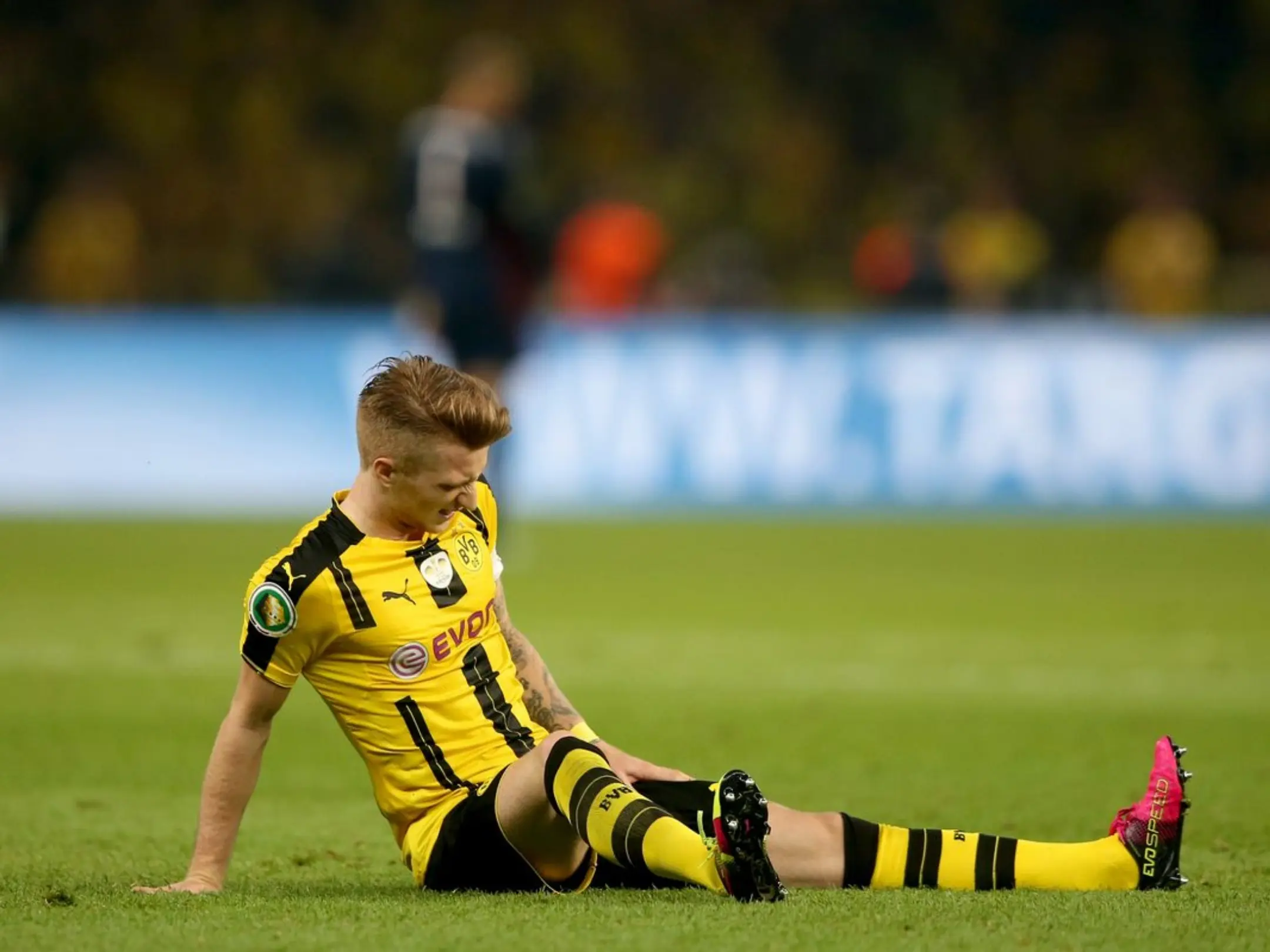 Marco Reus đang tỏ ra rất đau đớn sau chấn thương đầu gối vừa gặp phải