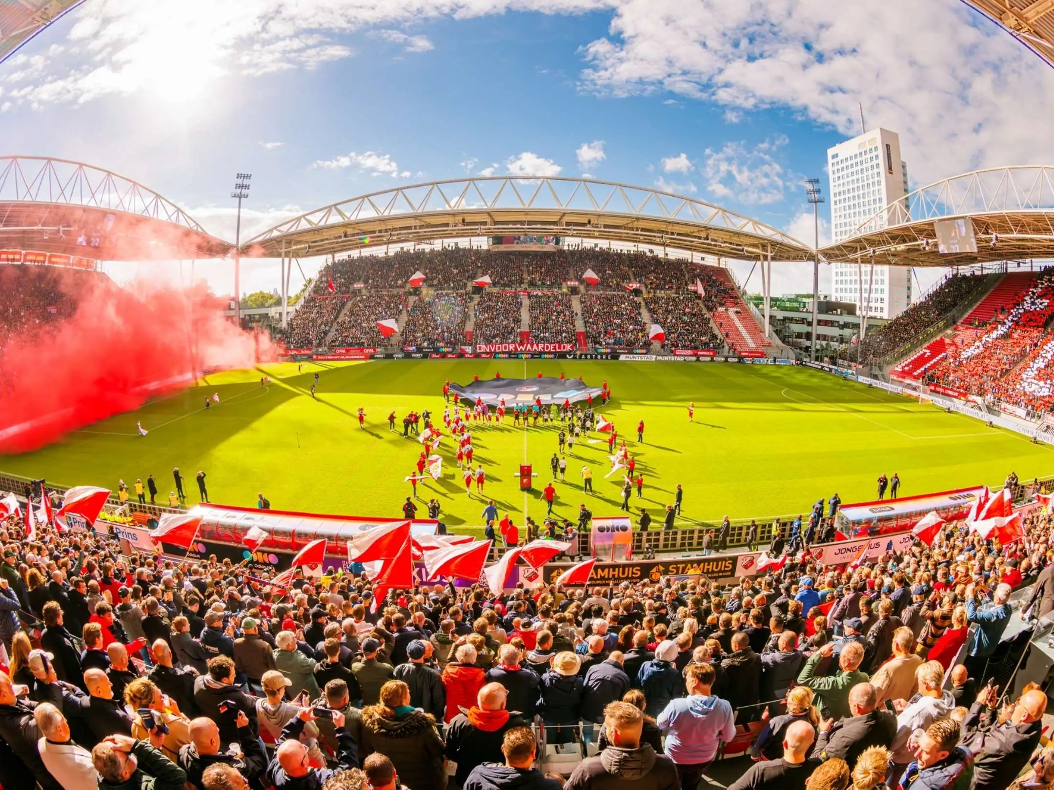 Hình ảnh bên trong sân vận động Stadion Galgenwaard nhìn từ trên cao