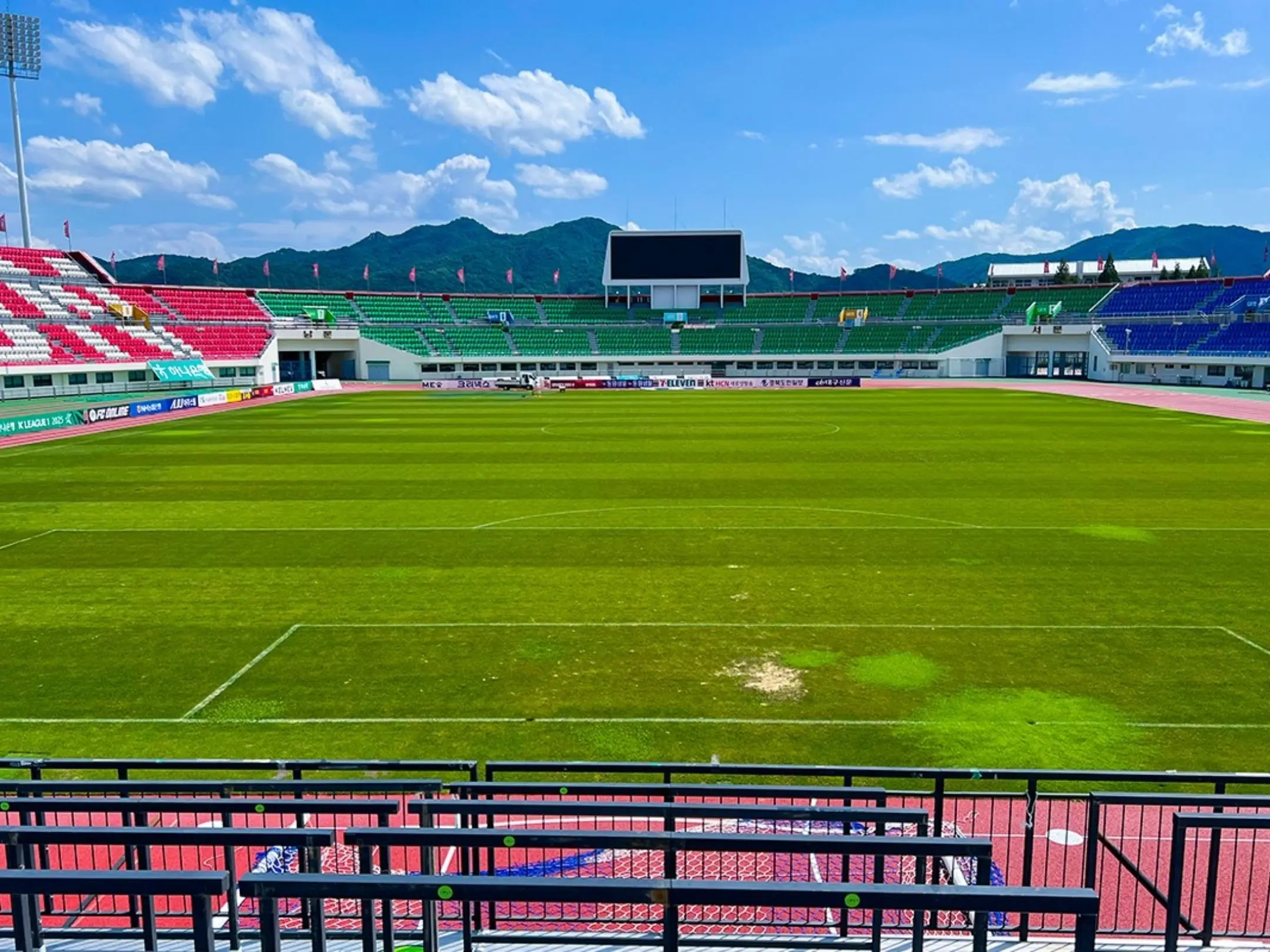 Câu lạc bộ bóng đá Gimcheon Sangmu: Đội quân kỷ luật thép 4 Quang cảnh bên trong sân vận động Gimcheon