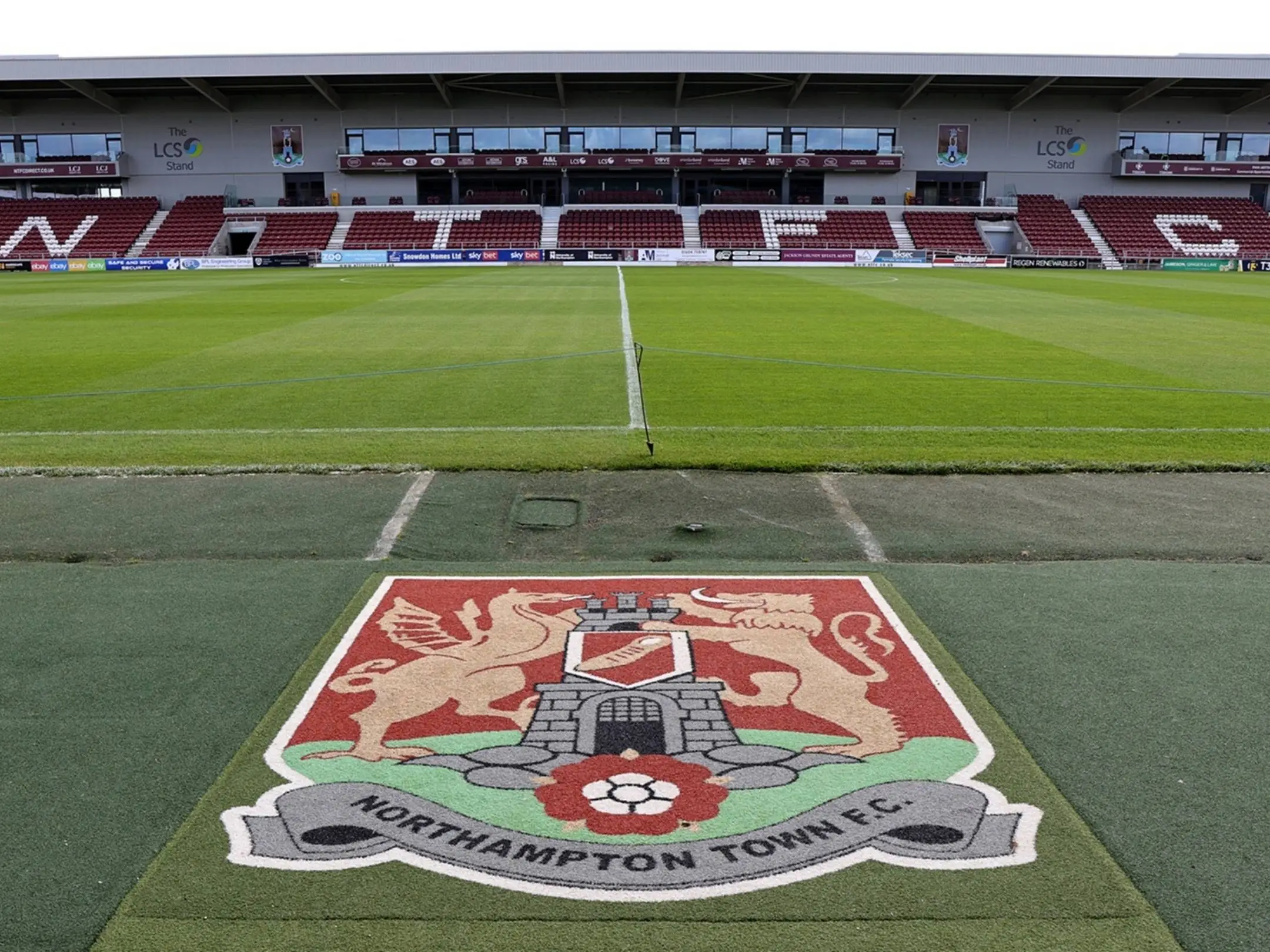 Câu lạc bộ bóng đá Northampton Town: khúc tráng ca của những người thợ đóng giày 5 Quang cảnh bên trong sân vận động Sixfields