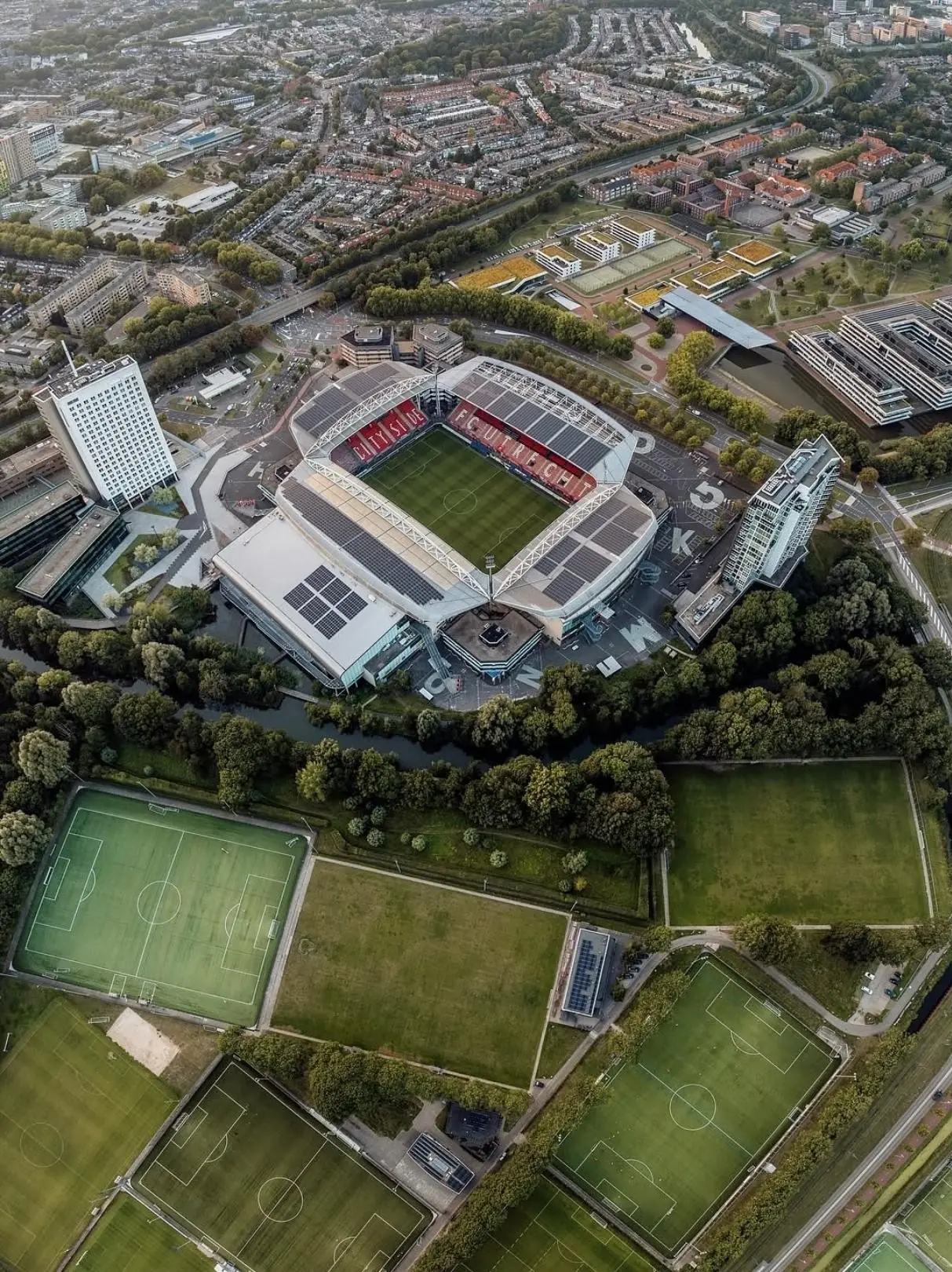 Quang cảnh sân vận động Stadion Galgenwaard nhìn từ trên cao
