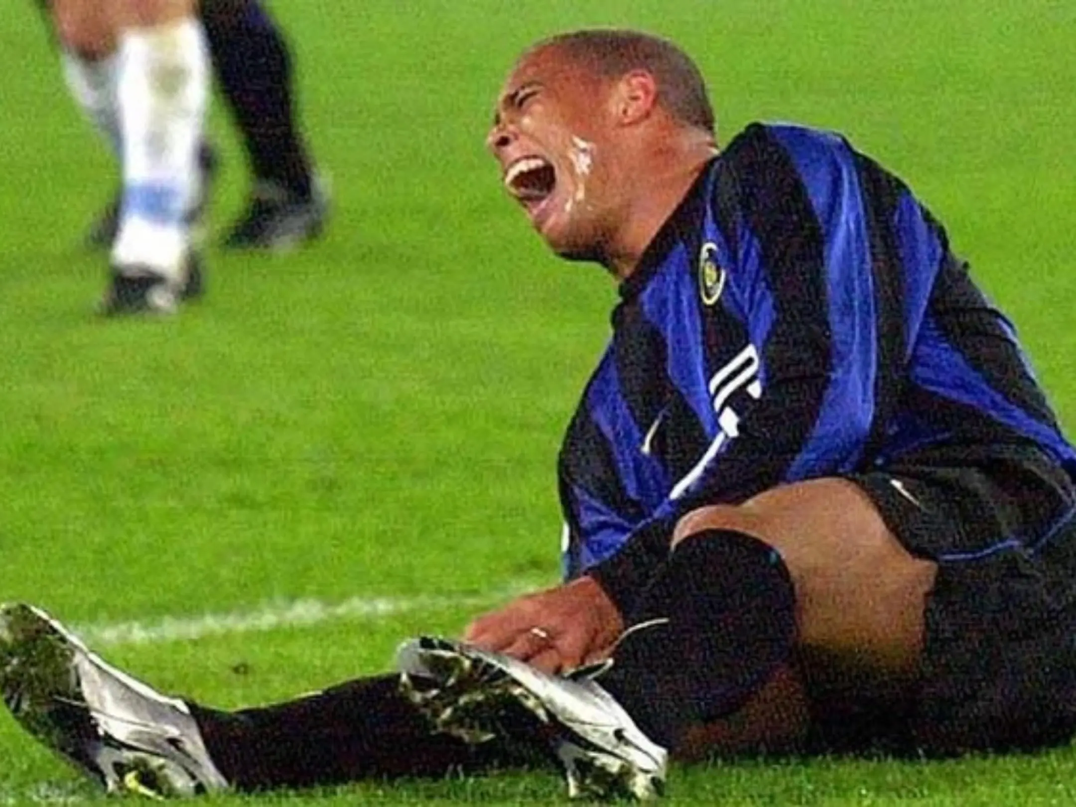 Ronaldo Nazario ôm đầu gối gào thét vì đau đớn sau chấn thương đầu gối nghiêm trọng