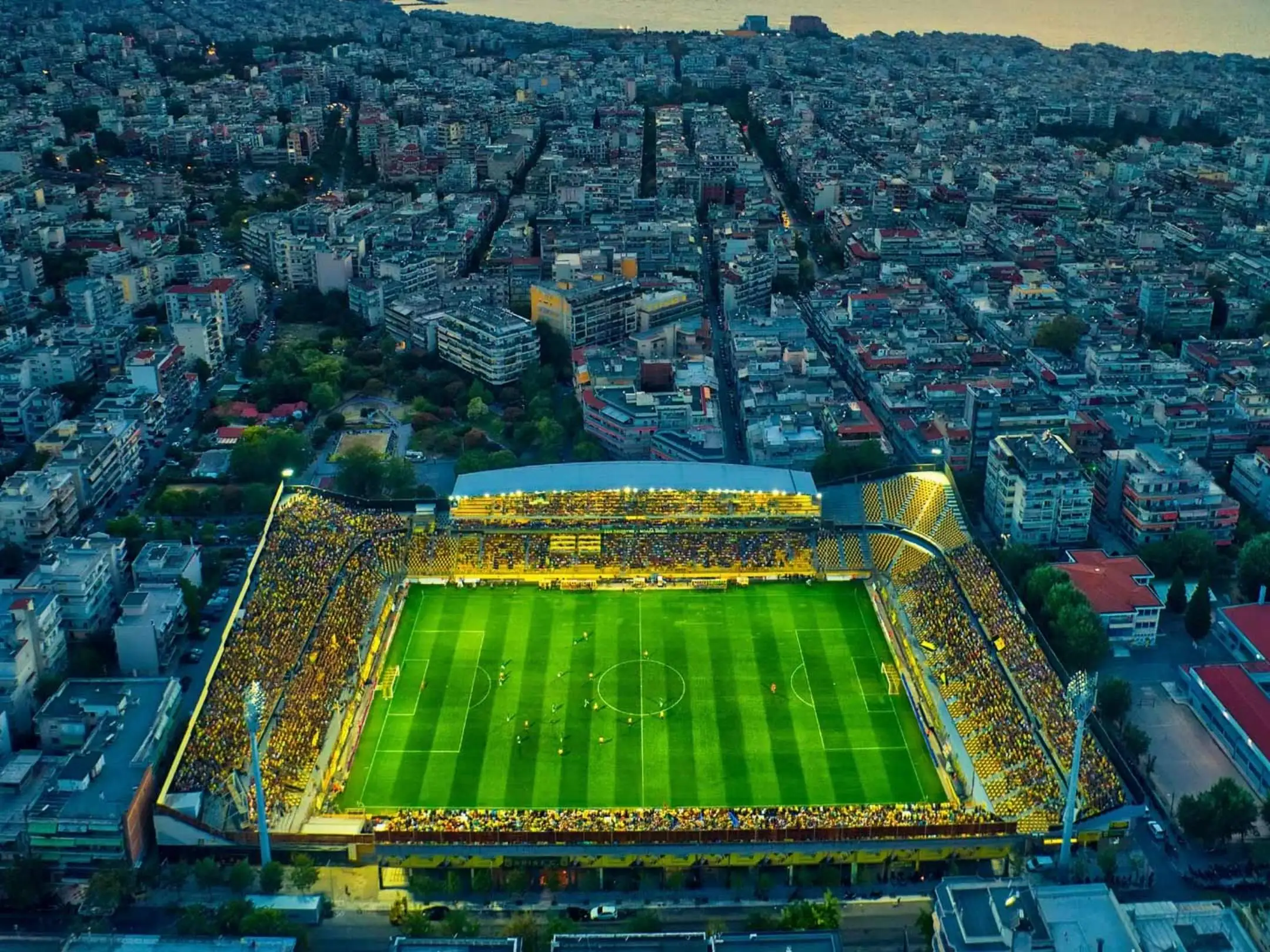 Câu lạc bộ bóng đá Aris Thessaloniki: Vũ điệu vàng đen thành phố cảng vịnh Thermaic 4 Sân nhà của câu lạc bộ bóng đá Aris Thessaloniki là sân vận động Kleanthis Vikelidis