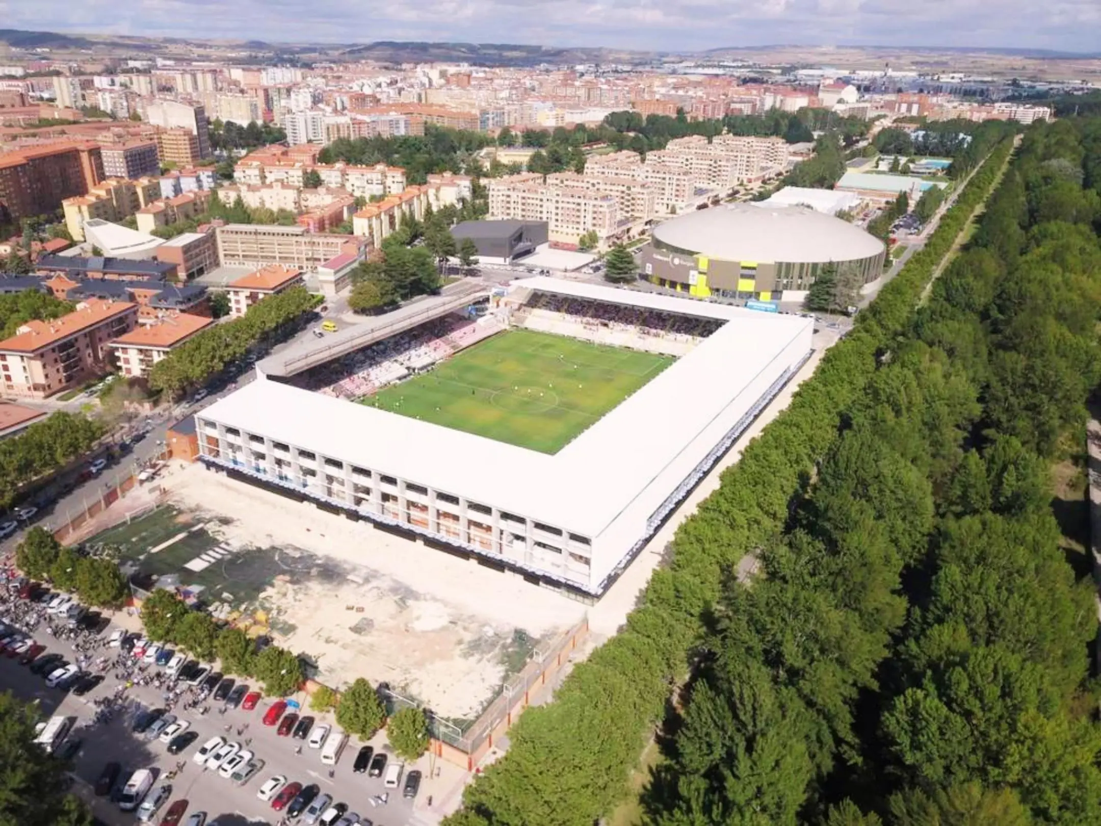 Sân nhà của câu lạc bộ bóng đá Burgos là sân vận động Municipal El Plantio
