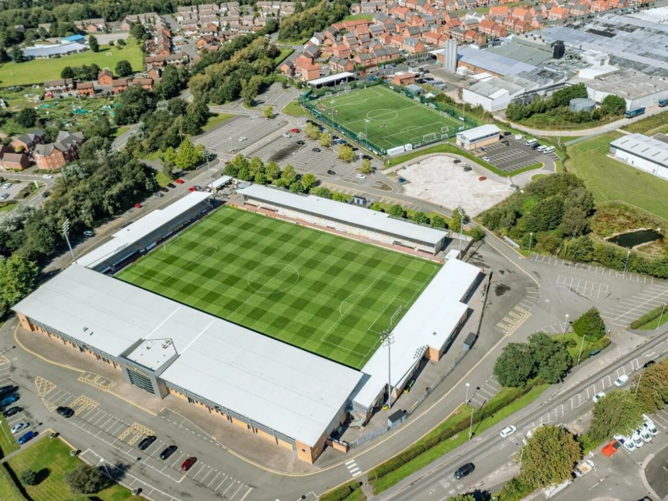 Sân nhà của câu lạc bộ bóng đá Burton Albion là sân vận động Pirelli