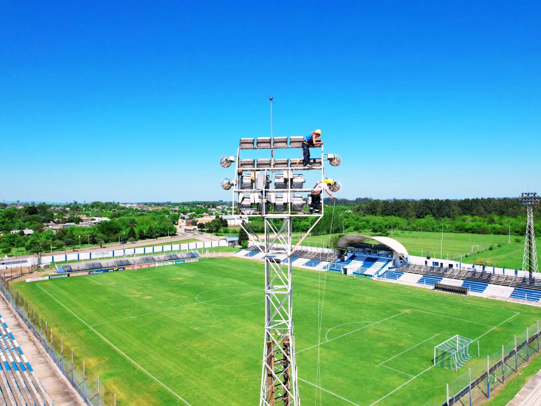 Sân nhà của câu lạc bộ bóng đá Cerro Largo là sân vận động Estadio Arquitecto Antonio Eleuterio Ubilla 