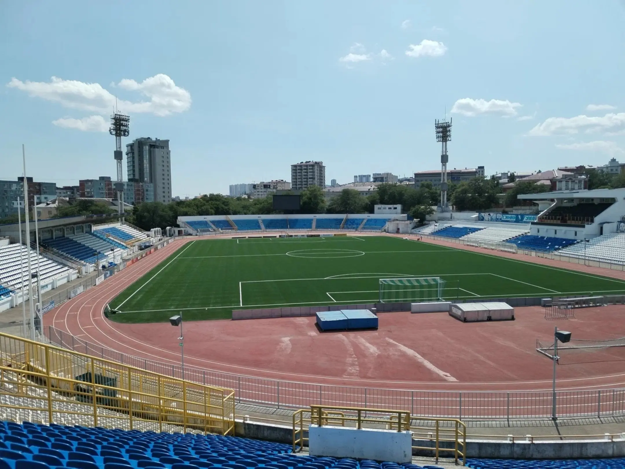 Sân nhà của câu lạc bộ bóng đá Chernomorets Novorossiysk là sân vận động Central Stadium 