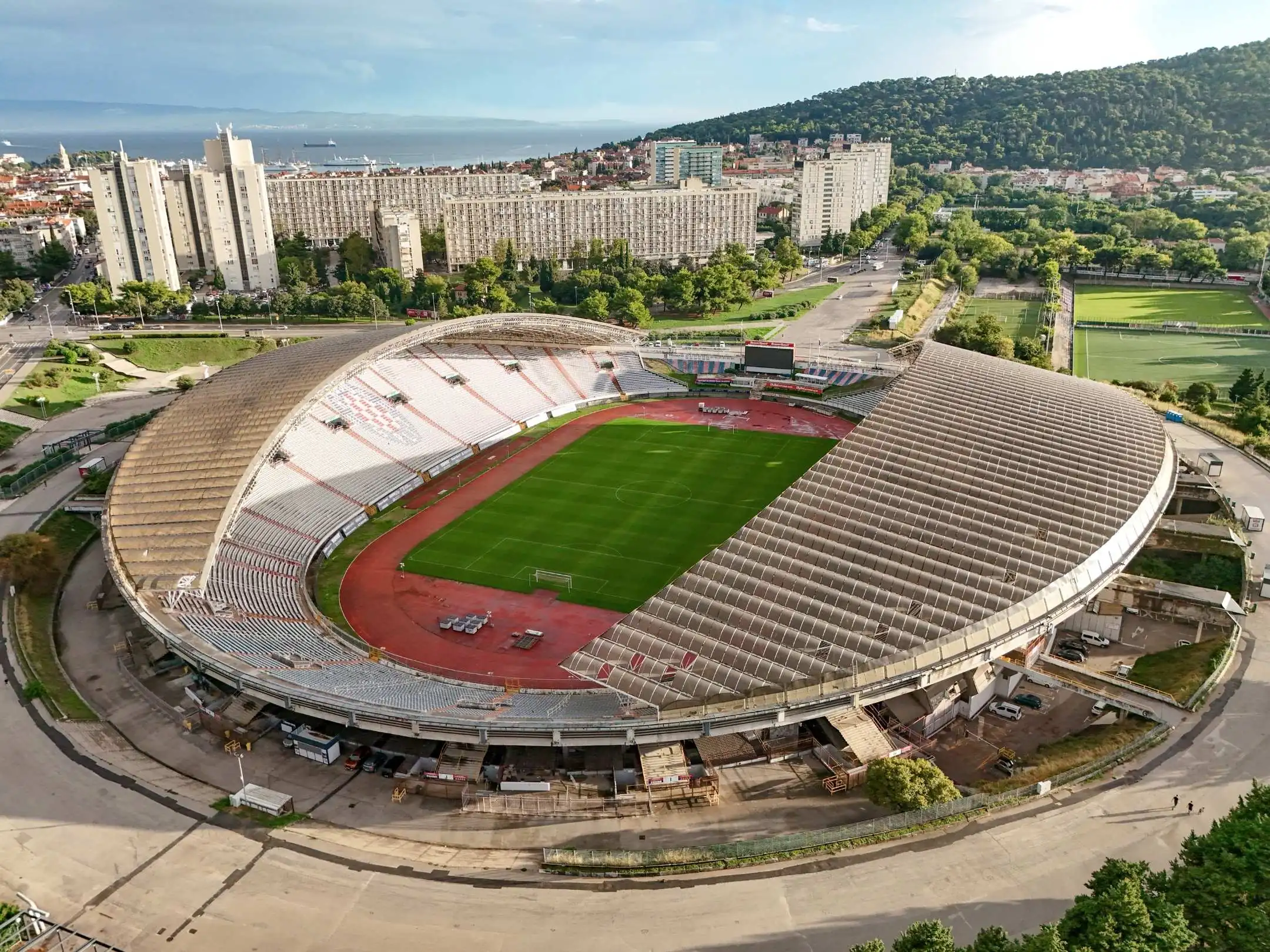 Sân nhà của câu lạc bộ bóng đá Hajduk Split FC là sân vận động Poljud Stadium