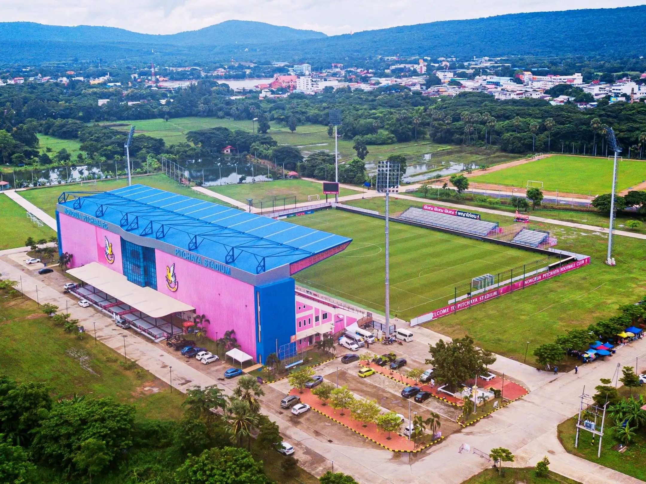 Sân nhà của câu lạc bộ bóng đá Nongbua Pitchaya là sân vận động Pitchaya 
