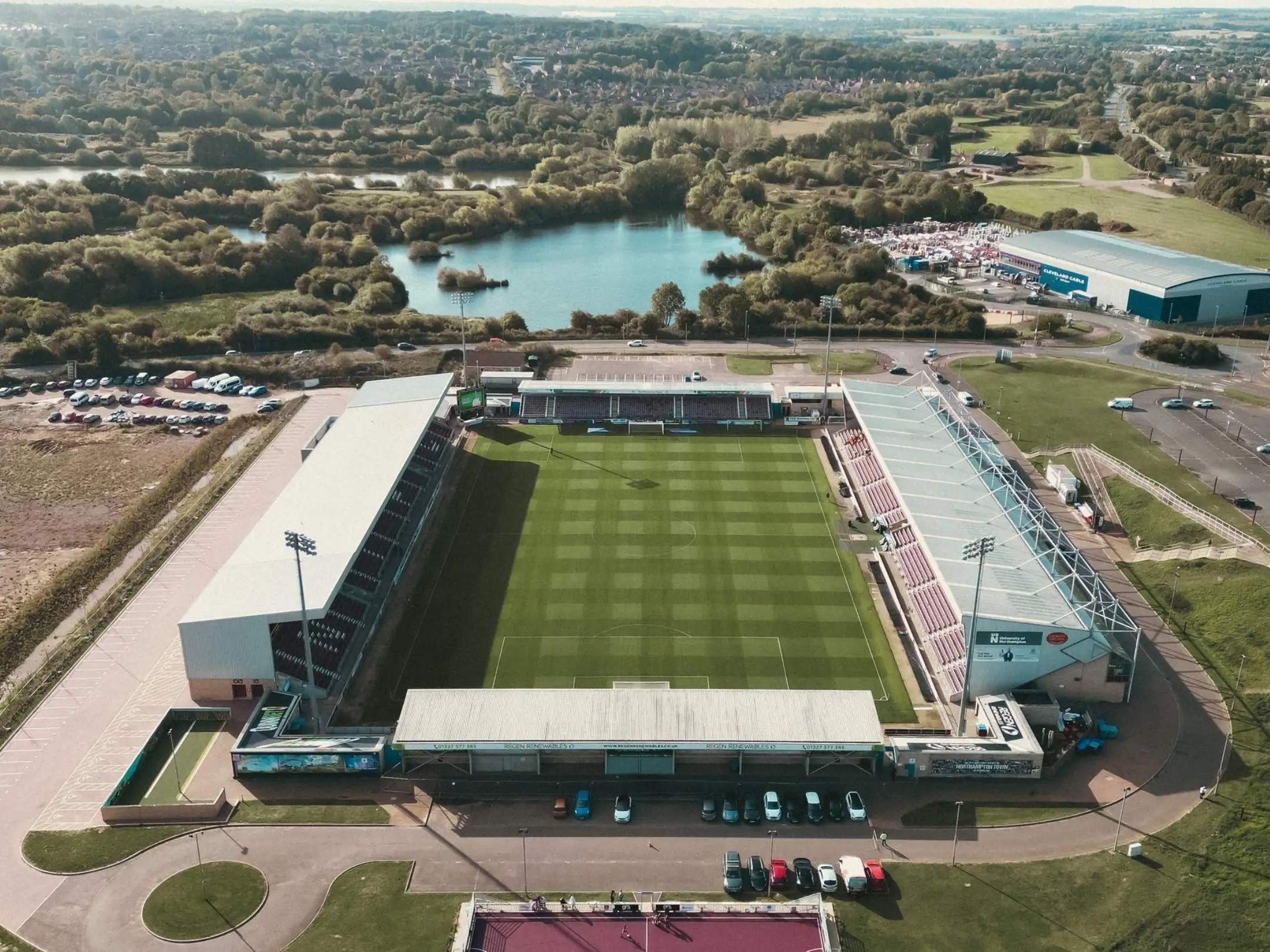 Câu lạc bộ bóng đá Northampton Town: khúc tráng ca của những người thợ đóng giày 4 Sân nhà của câu lạc bộ bóng đá Northampton Town là sân vận động Sixfields