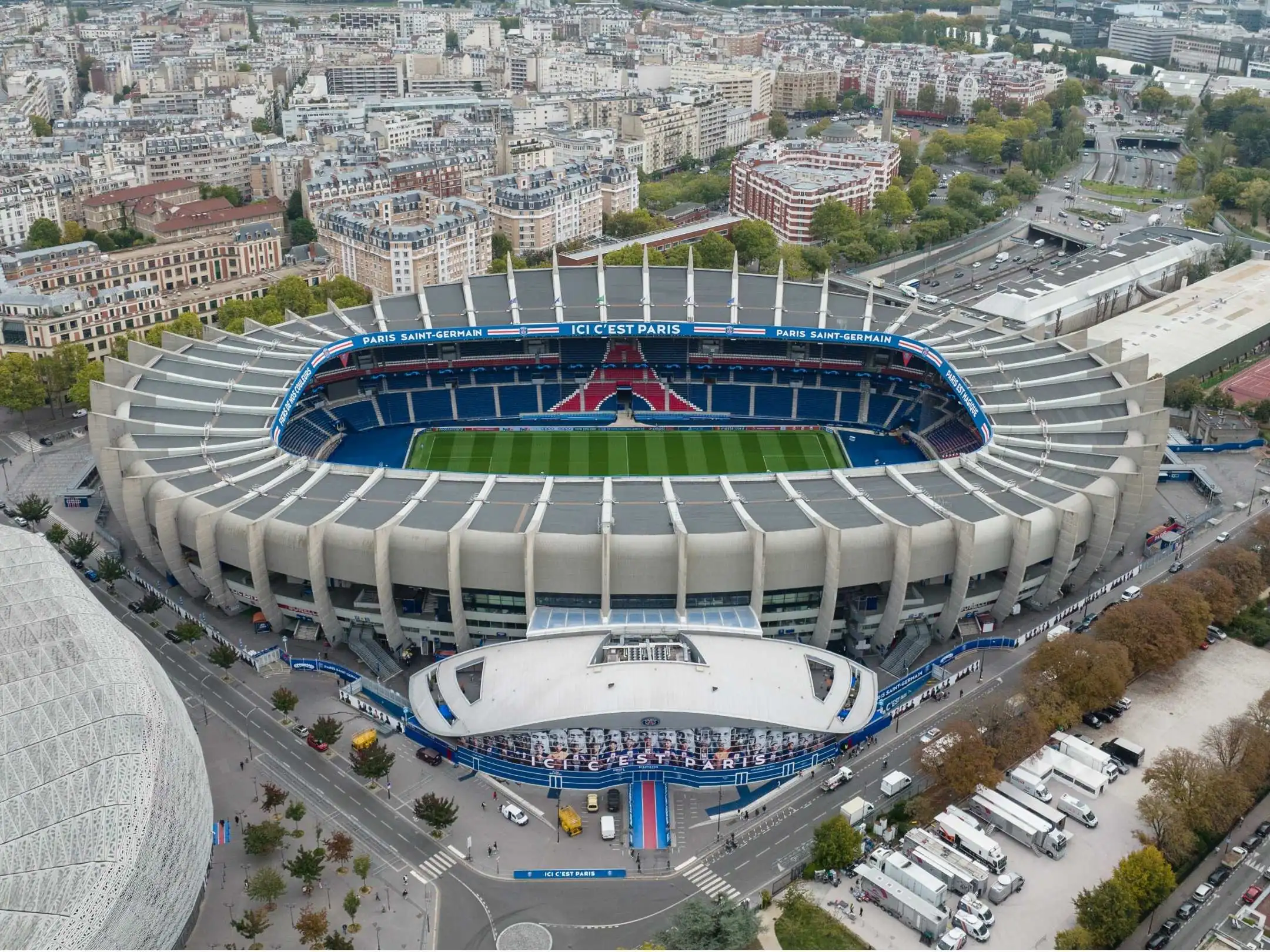 Sân nhà của câu lạc bộ bóng đá Paris Saint Germain là sân vận động Parc des Princes, dịch ra tiếng Việt là Công viên các Hoàng tử
