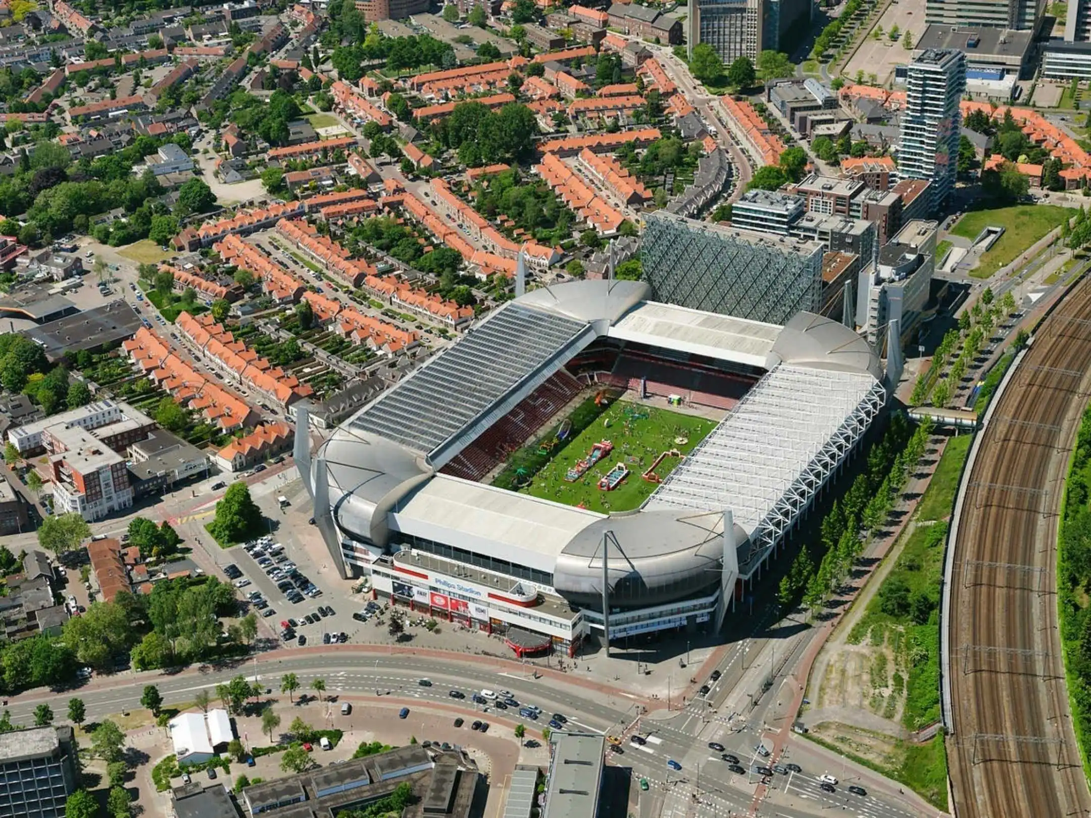 Câu lạc bộ bóng đá PSV Eindhoven: hành trình của một thế lực bóng đá 5 Sân nhà của câu lạc bộ bóng đá PSV Eindhoven là sân vận động Philips Stadion.