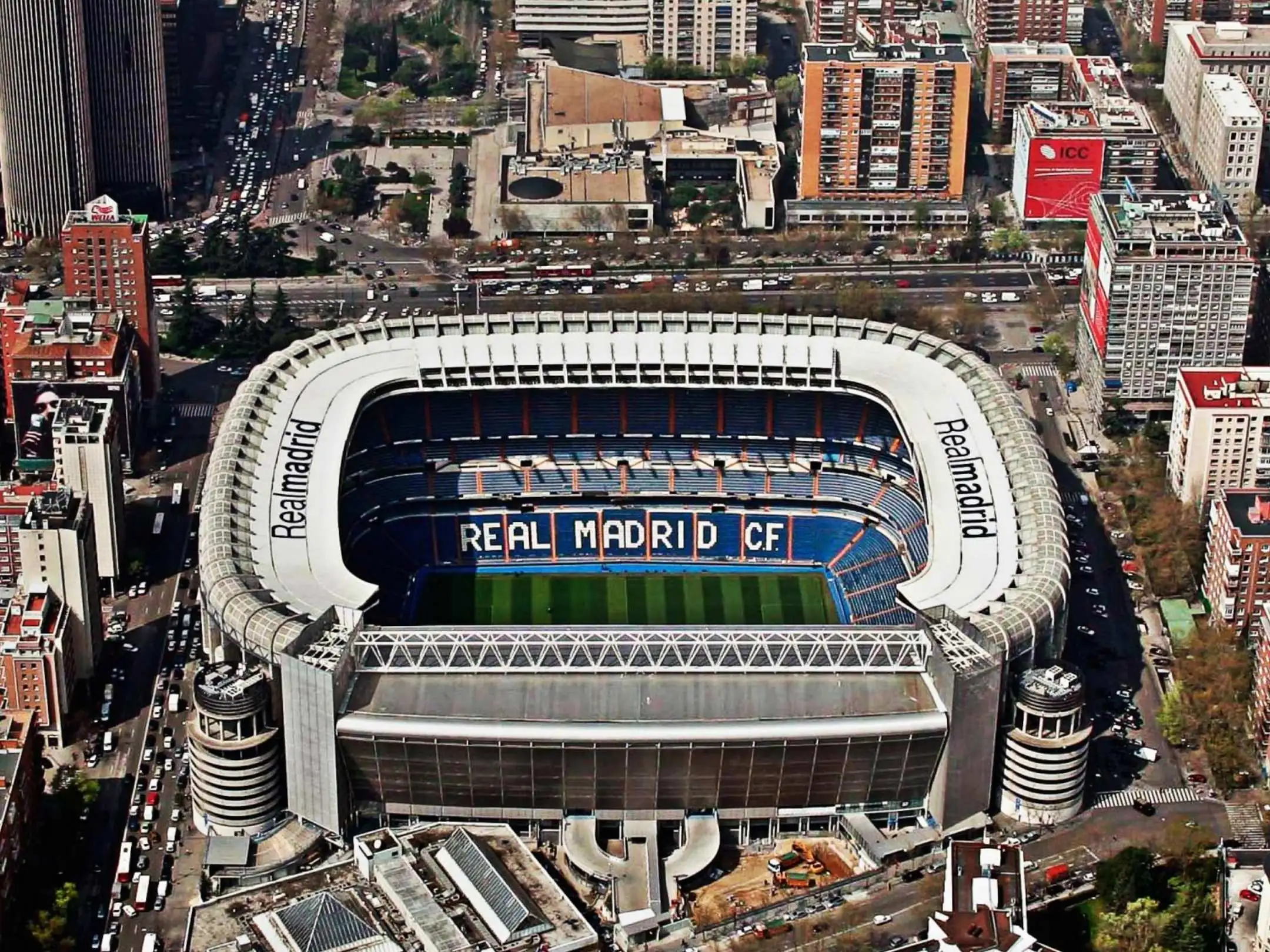 Câu lạc bộ bóng đá Real Madrid: Hào quang trắng và khát vọng vĩnh cửu 4 Sân nhà của câu lạc bộ bóng đá Real Madrid là Santiago Bernabéu