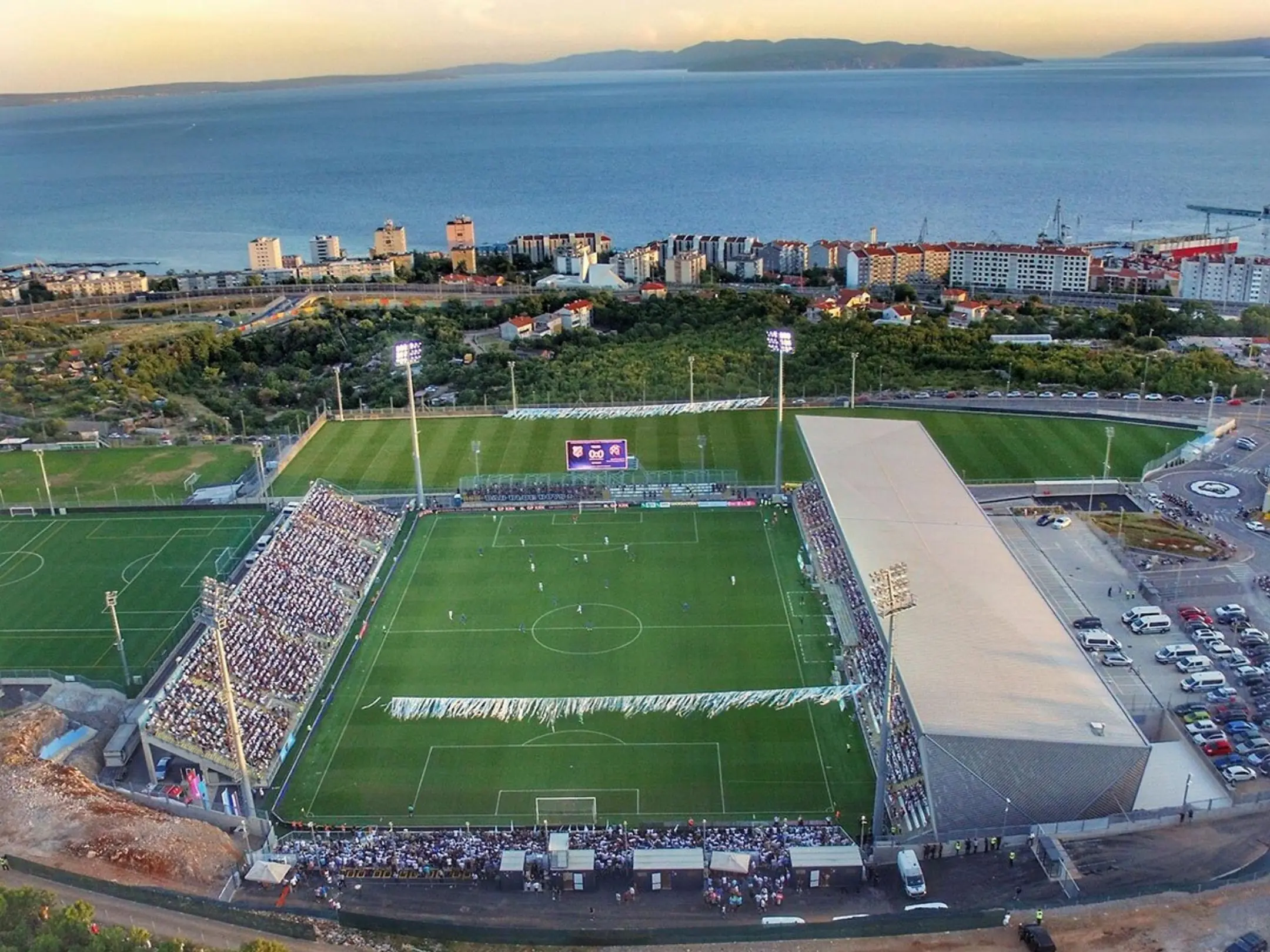 Câu lạc bộ bóng đá Rijeka – Hành trình của thành phố cảng bất khuất 2 Sân nhà của câu lạc bộ bóng đá Rijeka là sân vận động HNK Rijeka