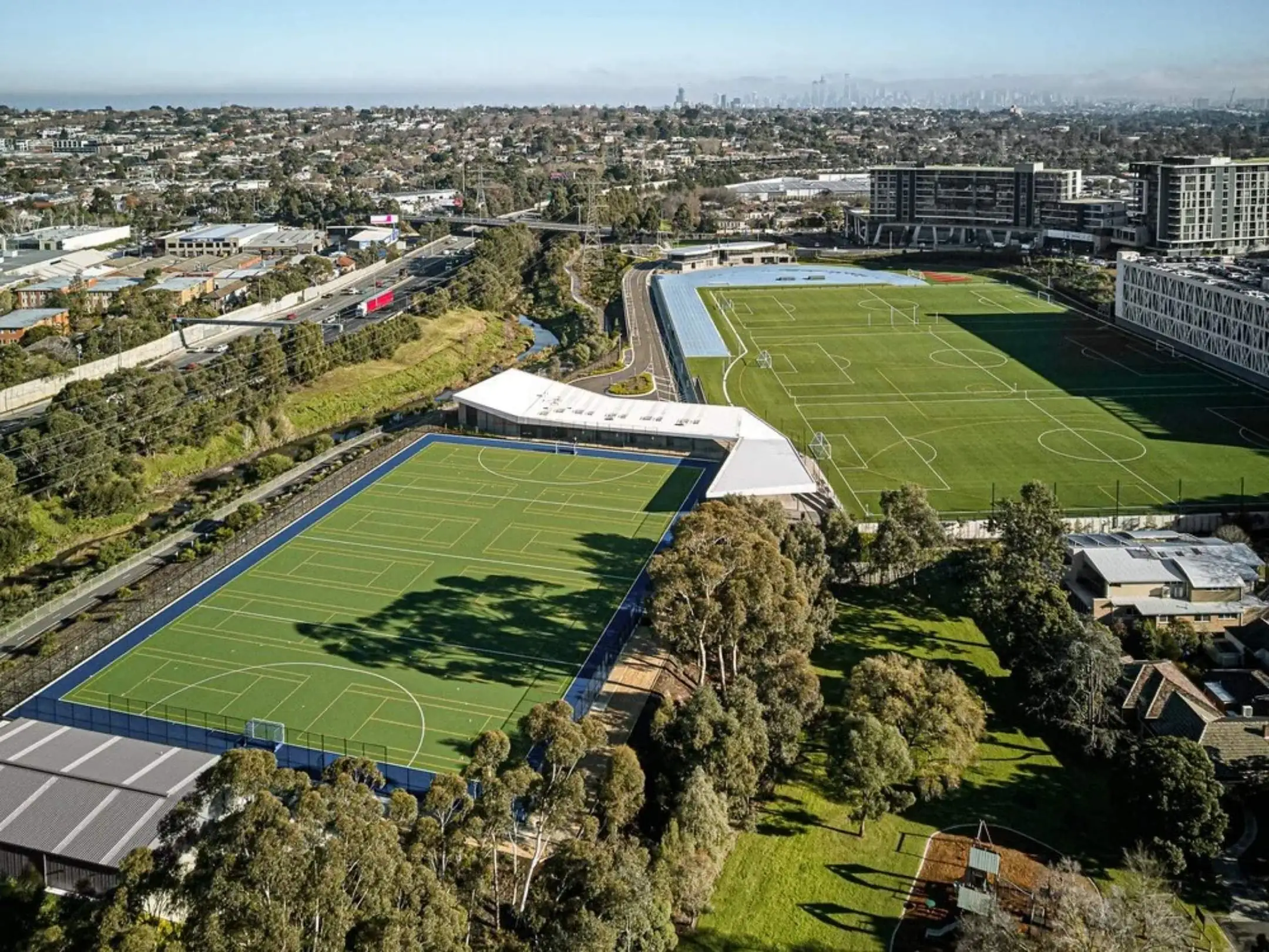 Sân nhà của câu lạc bộ bóng đá Sydney United 58 FC là sân vận động Sydney United Sports Centre