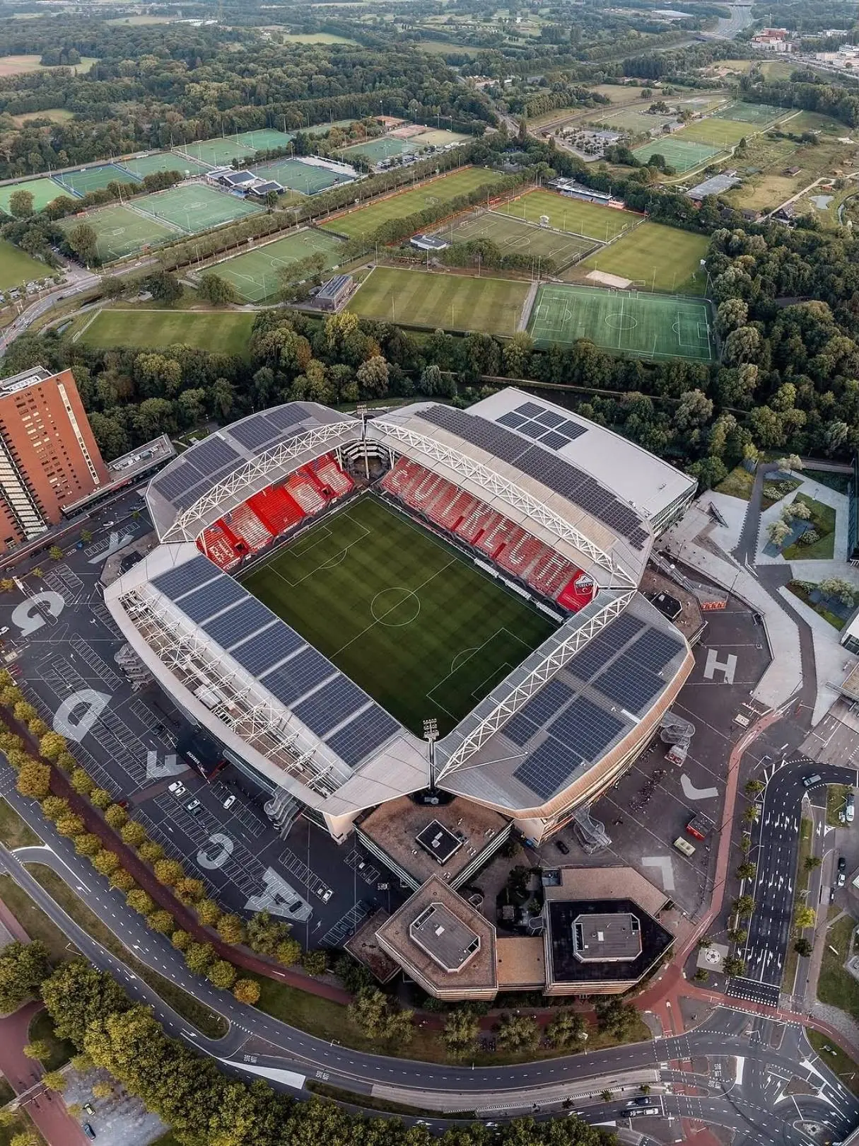 Sân nhà của câu lạc bộ bóng đá Utrecht là sân vận động Stadion Galgenwaard
