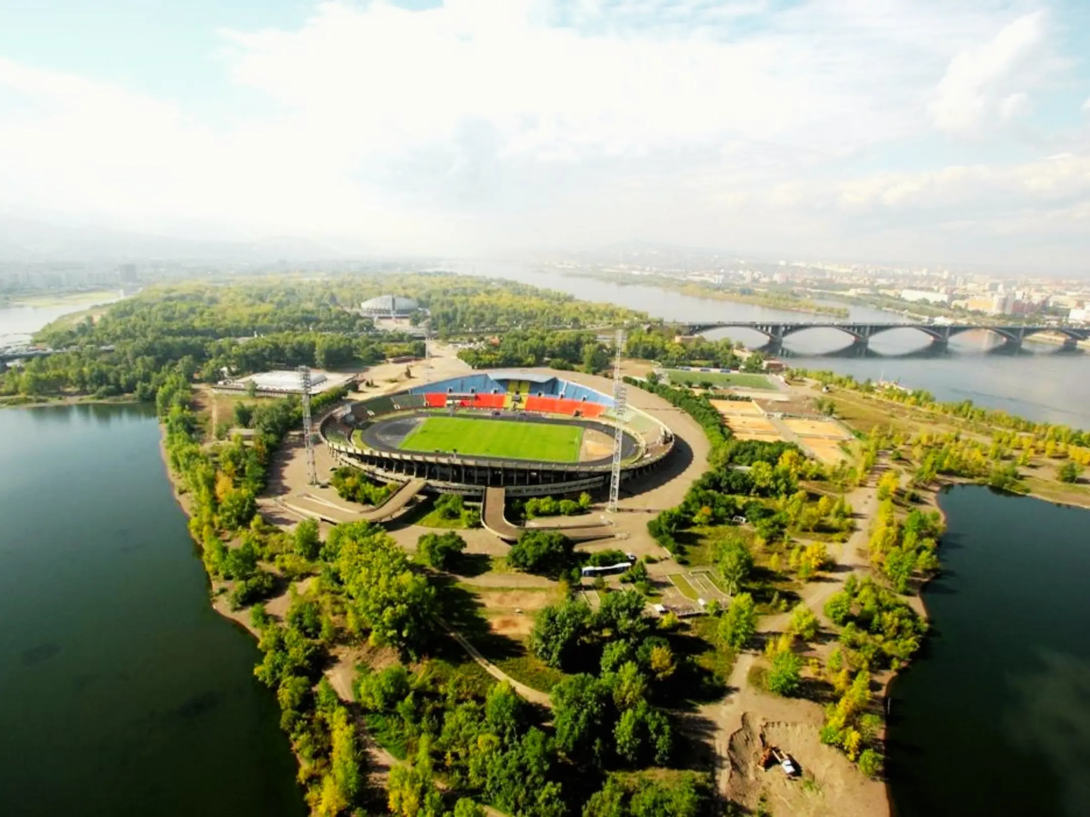 Sân nhà của câu lạc bộ bóng đá Yenisey Krasnoyarsk FC là sân vận động Central Stadium hay còn gọi là Tsentralny Stadion Krasnoyarsk