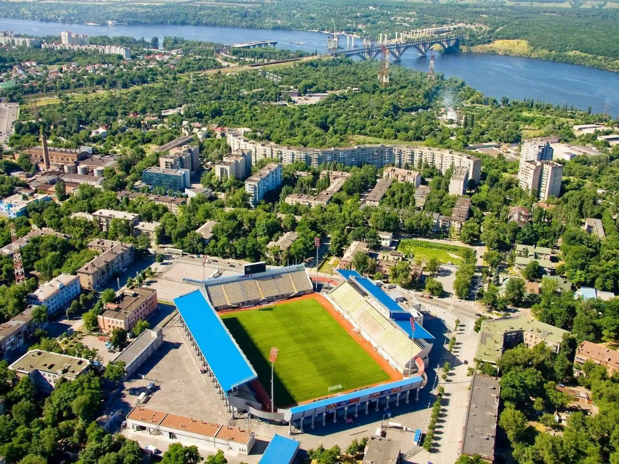 Câu lạc bộ bóng đá Zorya Luhansk: Hành trình bất khuất 4 Sân nhà của câu lạc bộ bóng đá Zorya Luhansk FC là sân vận động Slavutych Arena