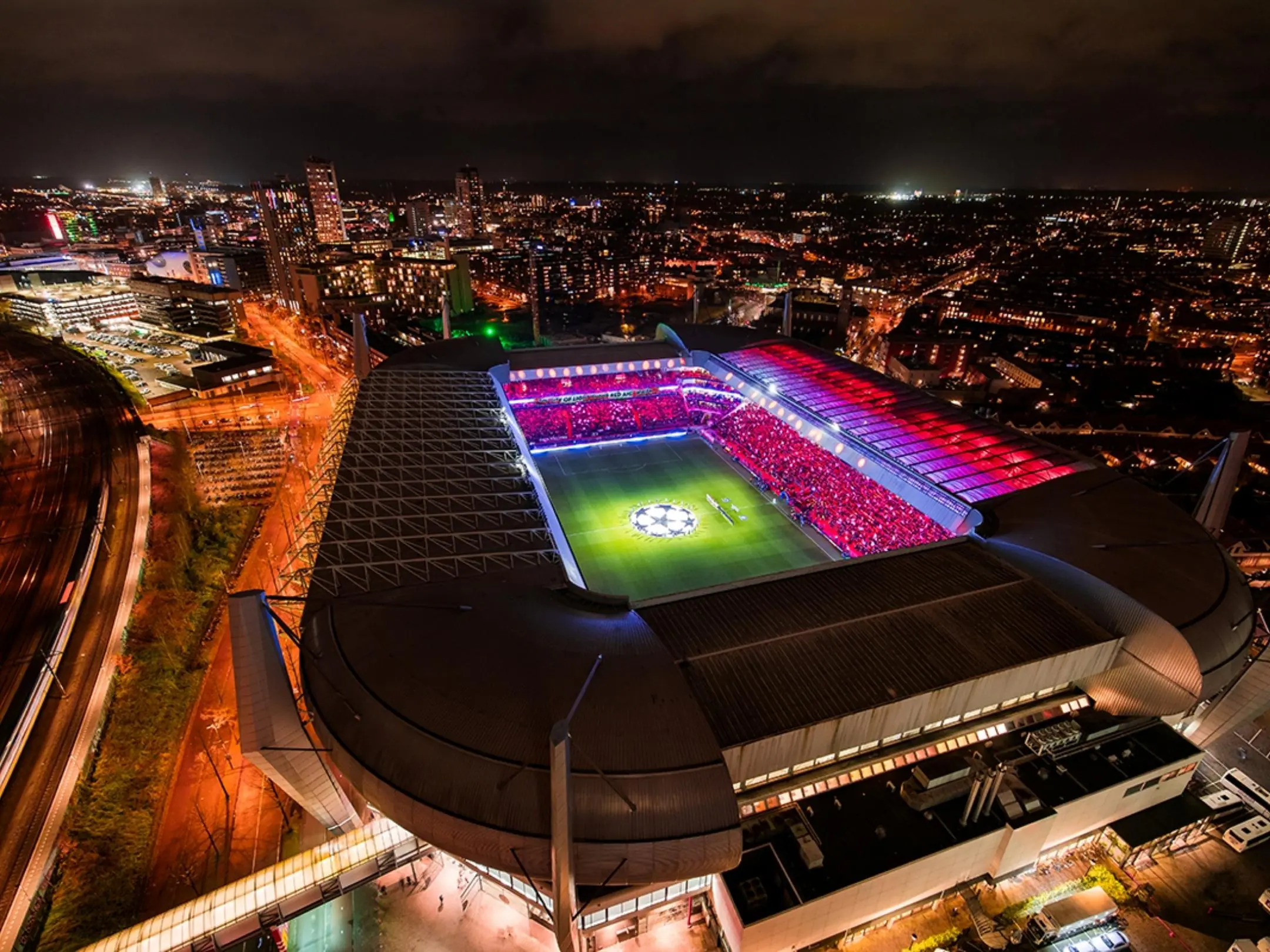 Câu lạc bộ bóng đá PSV Eindhoven: hành trình của một thế lực bóng đá 7 Sân vận động Philips Stadion lung linh vào buổi tối