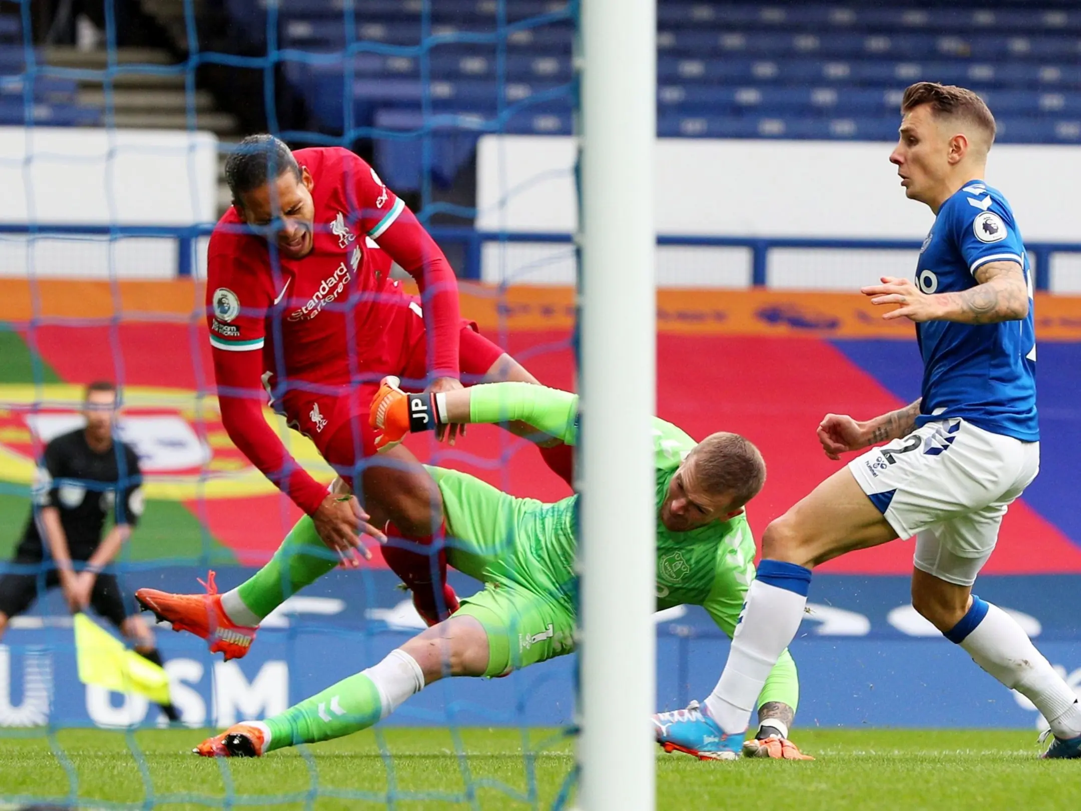 Jordan Pickford phạm lỗi thô bạo, đã khiến Virgil van Dijk chấn thương đầu gối nặng