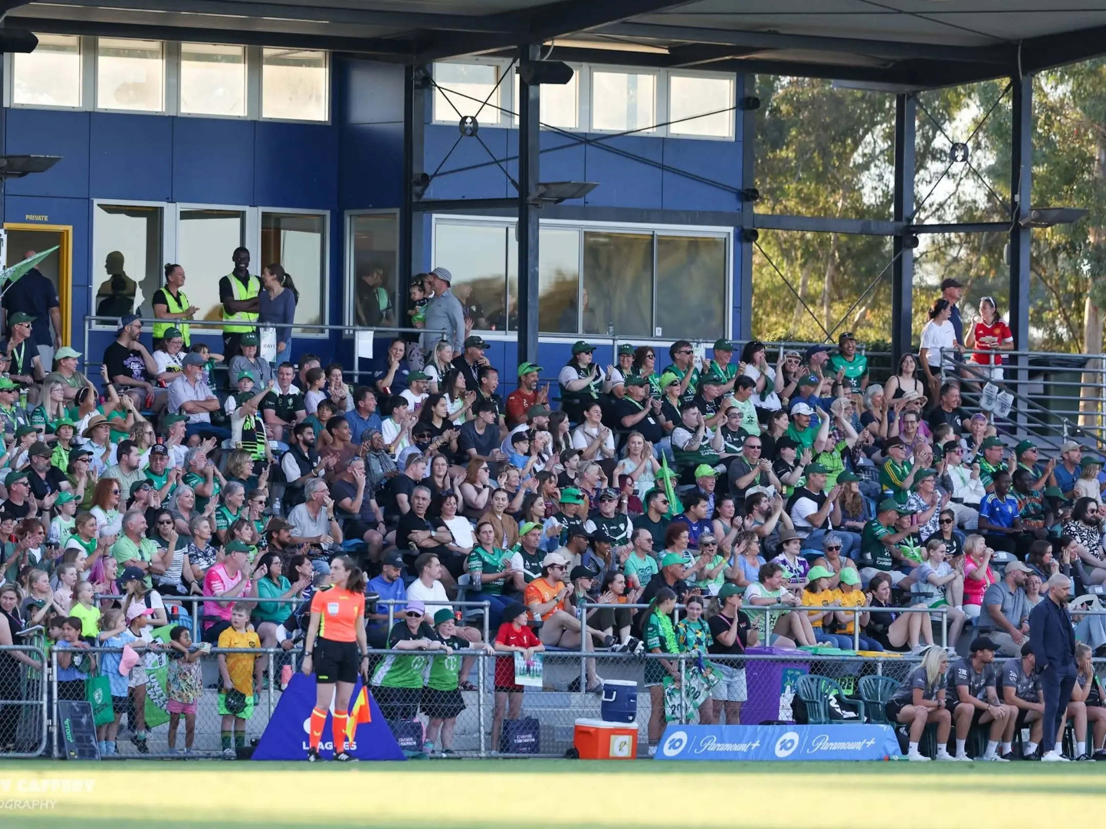 Các cổ động viên cuồng nhiệt của câu lạc bộ bóng đá Canberra United FC